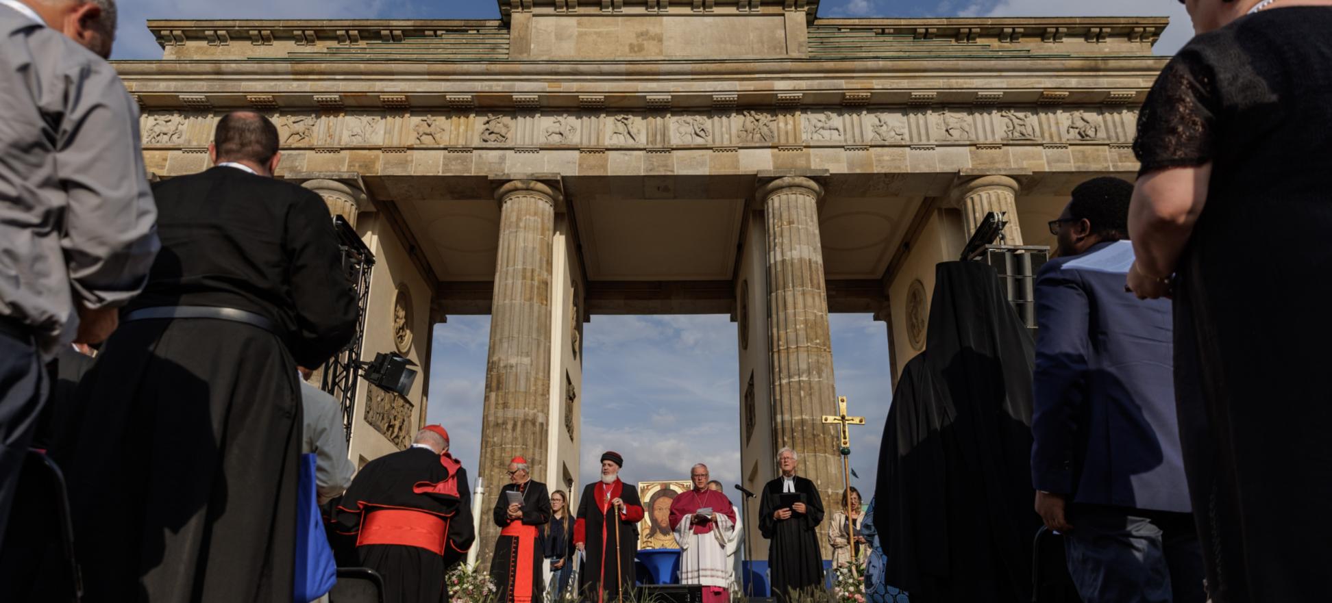 Die Schlusskundgebung des Internationalen Friedenstreffens fand am Brandenburger Tor in Berlin statt.