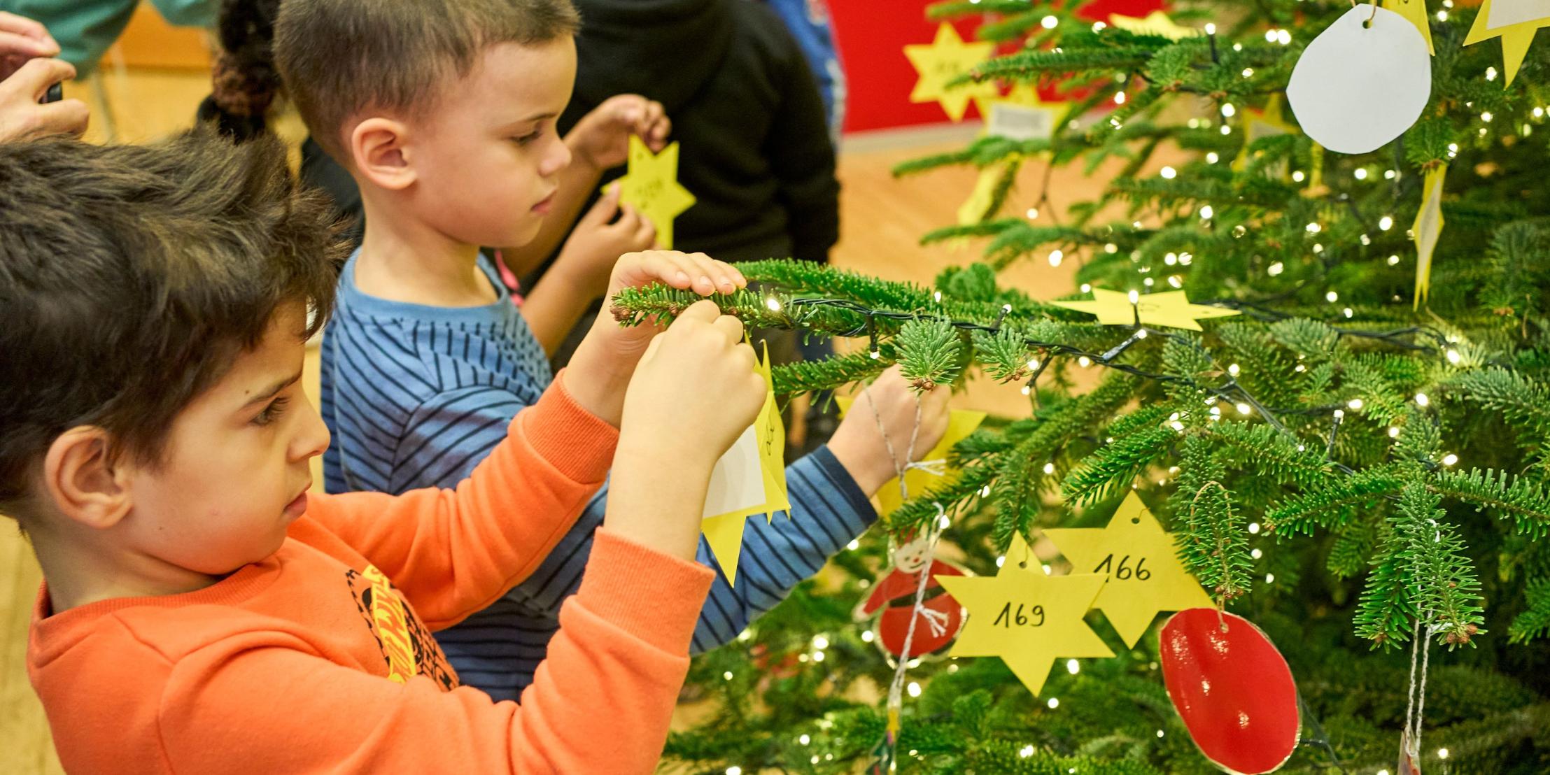 Liebevoll schmückten Kinder aus den Kitas der Koblenzer Caritas den Wunschbaum.