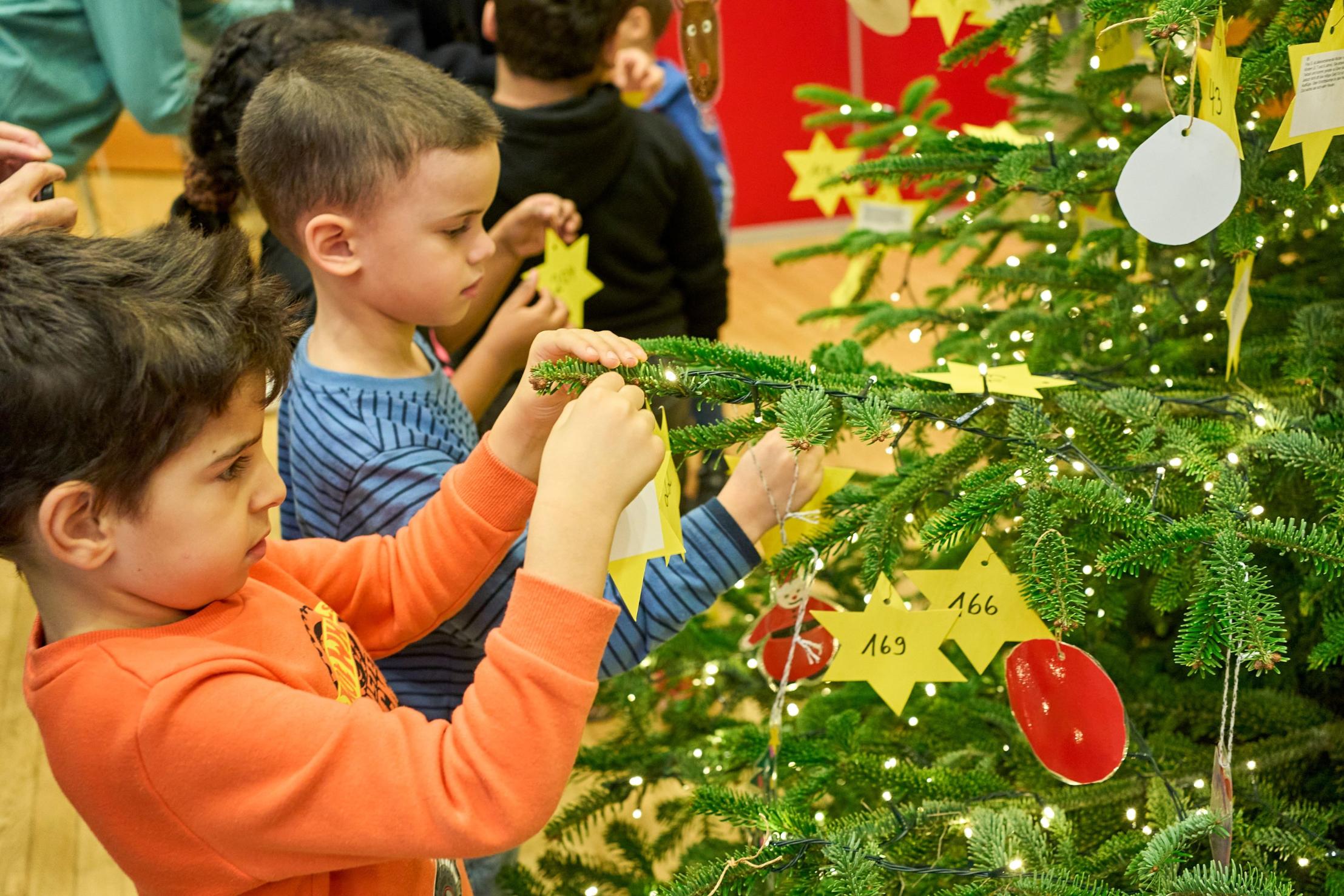 Liebevoll schmückten Kinder aus den Kitas der Koblenzer Caritas den Wunschbaum.