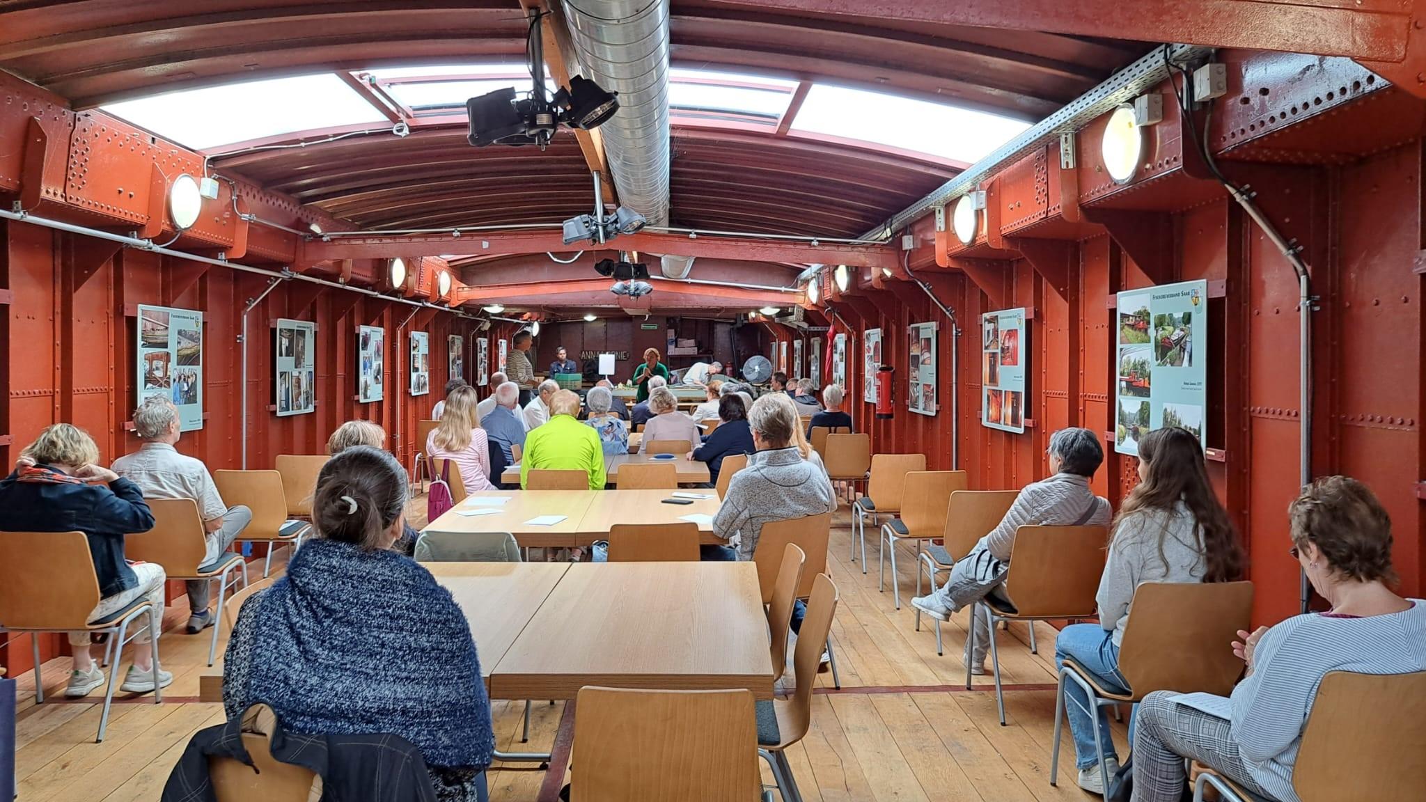 Gemeinsamer Gottesdienst auf dem Schiff