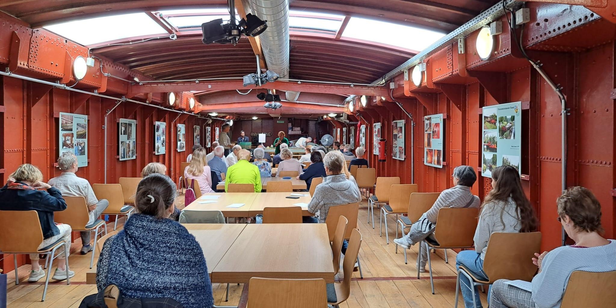 Gemeinsamer Gottesdienst auf dem Schiff