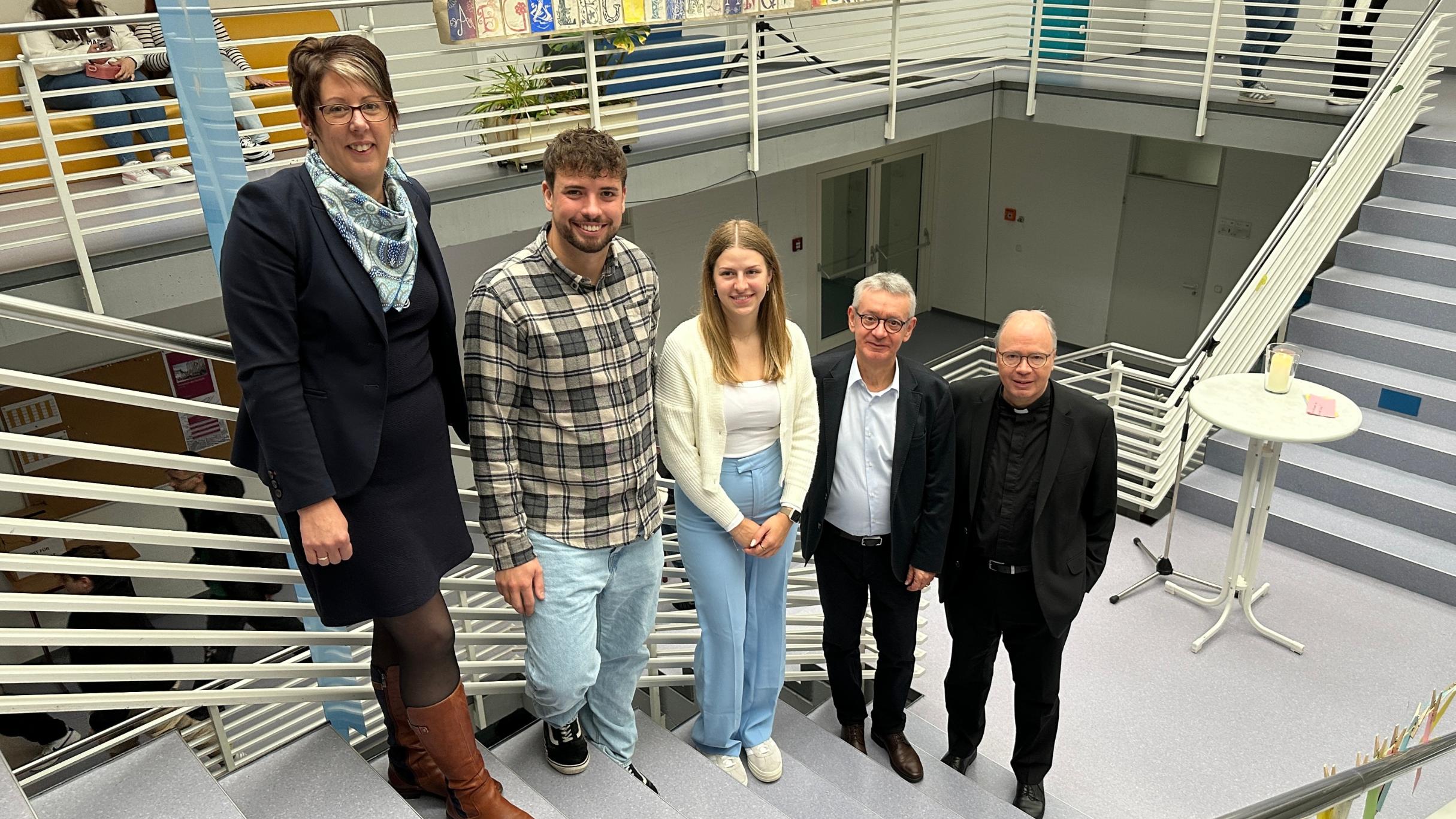 Kerstin Schmitz-Stuhlträger, Luca Haas, Emelie Schuh, Franz Hilgert und Bischof Stephan Ackermann (vlhr.)