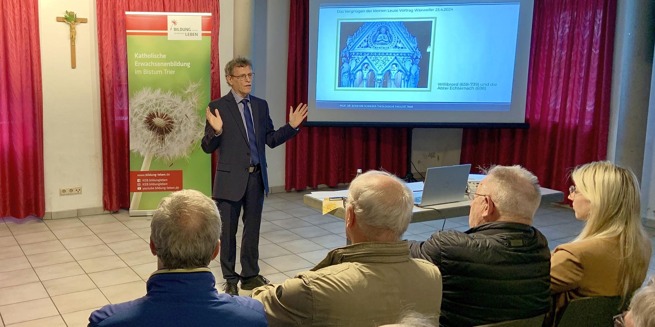 Prof. Bernhard Schneider bei seinem Vortrag im Dechant-Faber-Haus auf Einladung der Katholischen Erwachsenenbildung Westeifel.