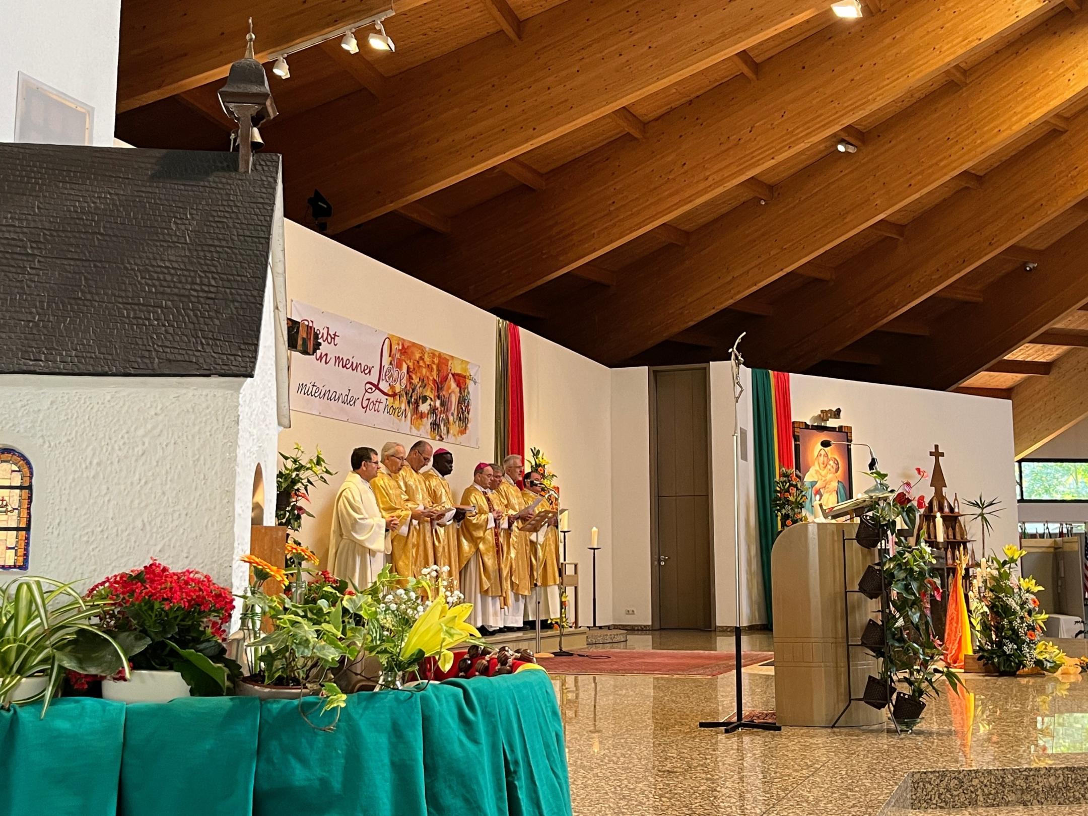 Neben Weihbischof Brahm und Bischof Bernard Marie Fansaka Biniama aus der Demokratischen Republik Kongo begleiteten viele weitere Priester den Festgottesdienst.