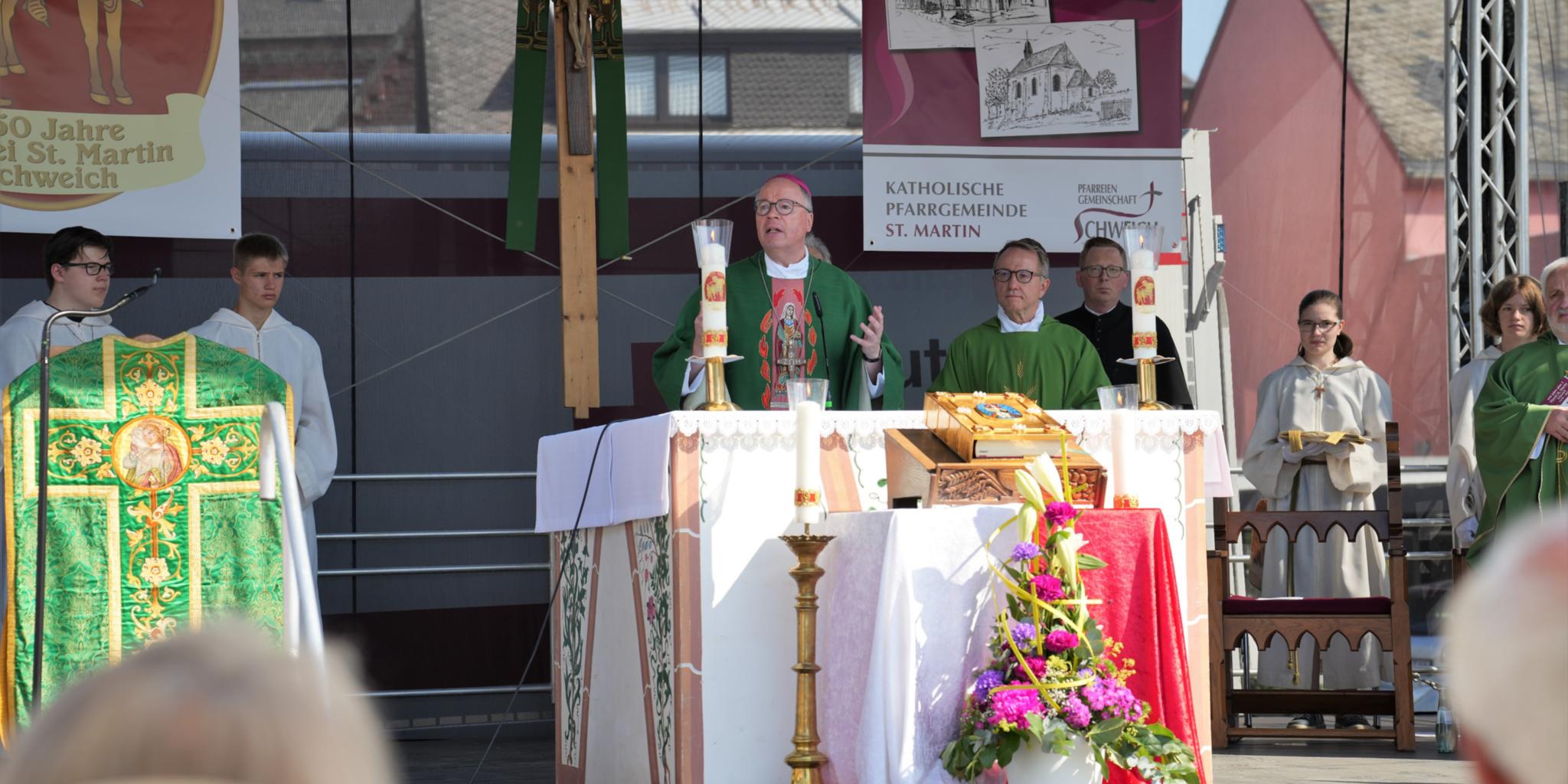 Der Gottesdienst mit Bischof Dr. Stephan Ackermann vor dem Altenheim St. Josef in Schweich eröffnete das Jubiläumsfest der Pfarrei.