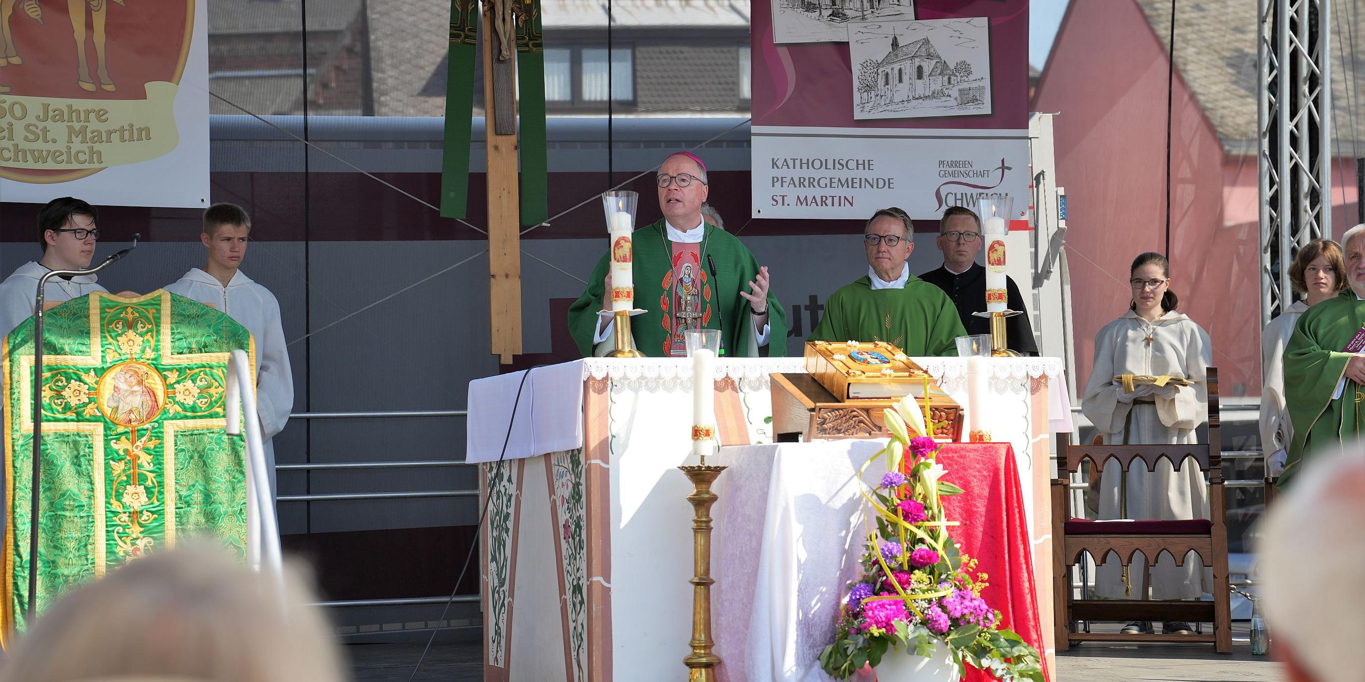 Mit einem von Bischof Ackermann geleiteten Gottesdienst unter freiem Himmel vor dem Altenheim St. Josef begann das Fest anlässlich des Jubiläums der Pfarrei Schweich.