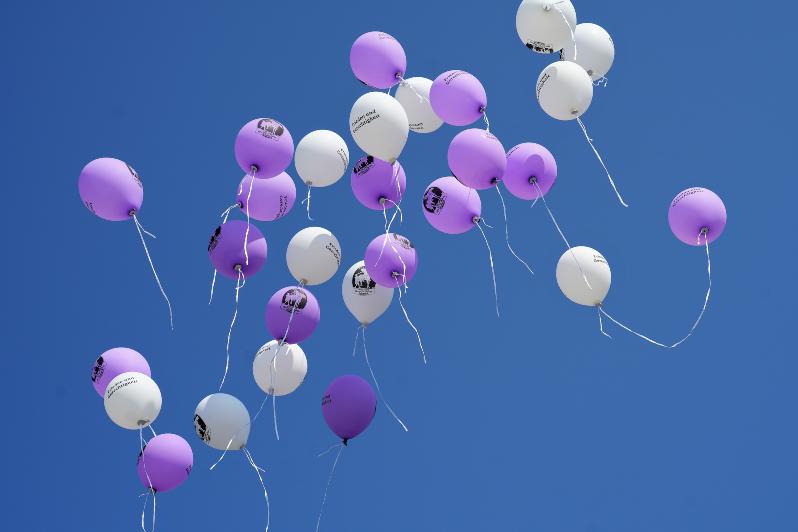 Zeichen für die zu Gott aufsteigende Bitte um Frieden: Luftballons während des Gottesdienstes