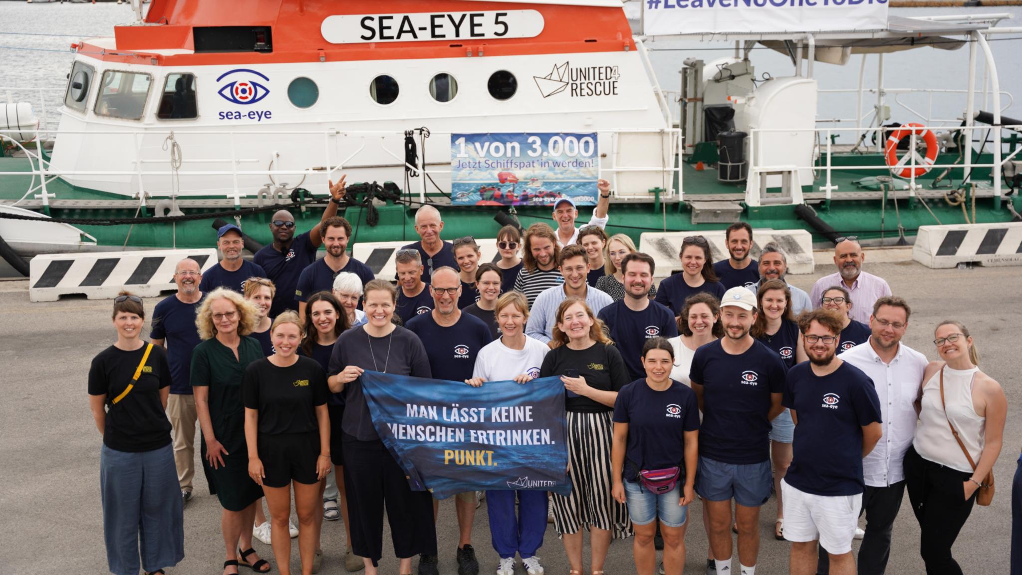 Die Crew und Verantwortlichen von Sea Eye dreuen sich mit Schauspielerin Sandra Hüller über die Schiffstaufe der Sea Eye 5