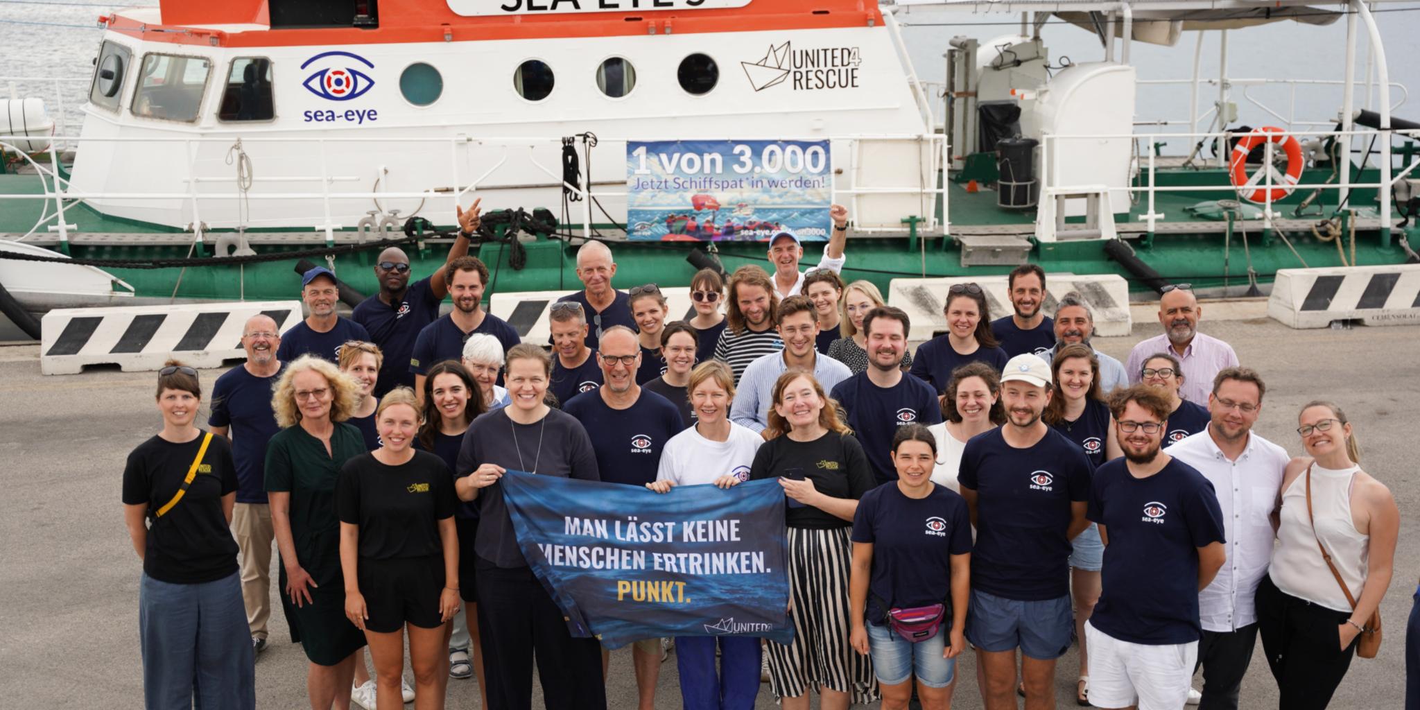 Die Crew und Verantwortlichen von Sea Eye dreuen sich mit Schauspielerin Sandra Hüller über die Schiffstaufe der Sea Eye 5