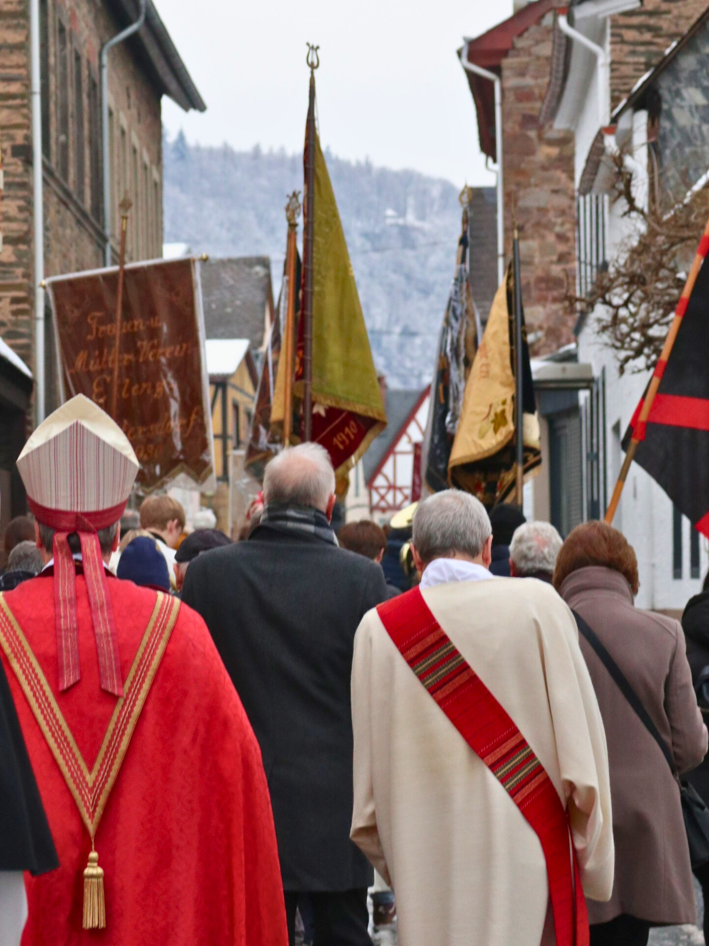 In einer Prozession zog die Gemeinde von der Kirche zur Kapelle.