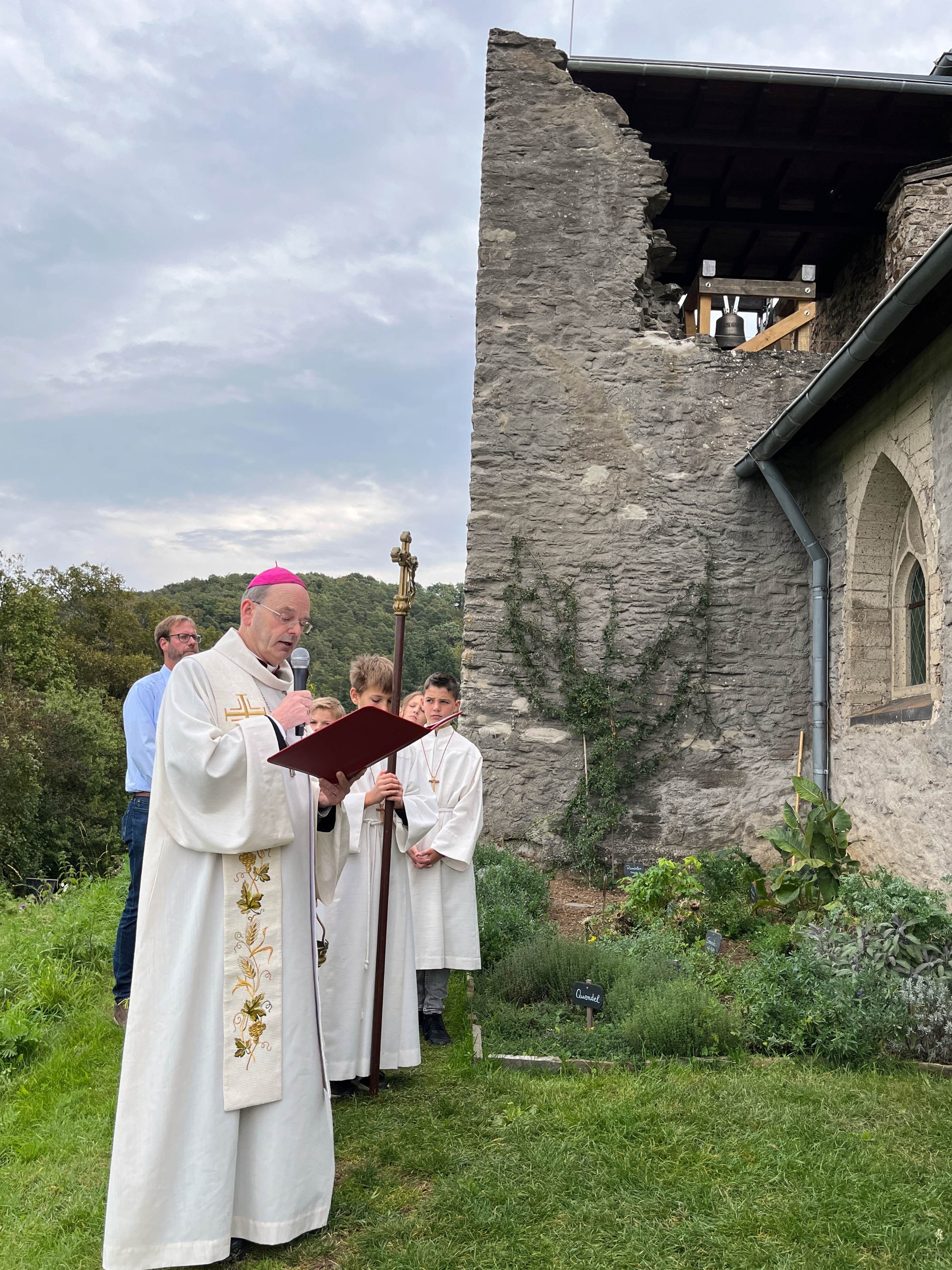 Weihbischof Robert Brahm segnet die Glocke der Bleidenberger Wallfahrtskapelle, die am 3. Oktober zum ersten Mal läutete.