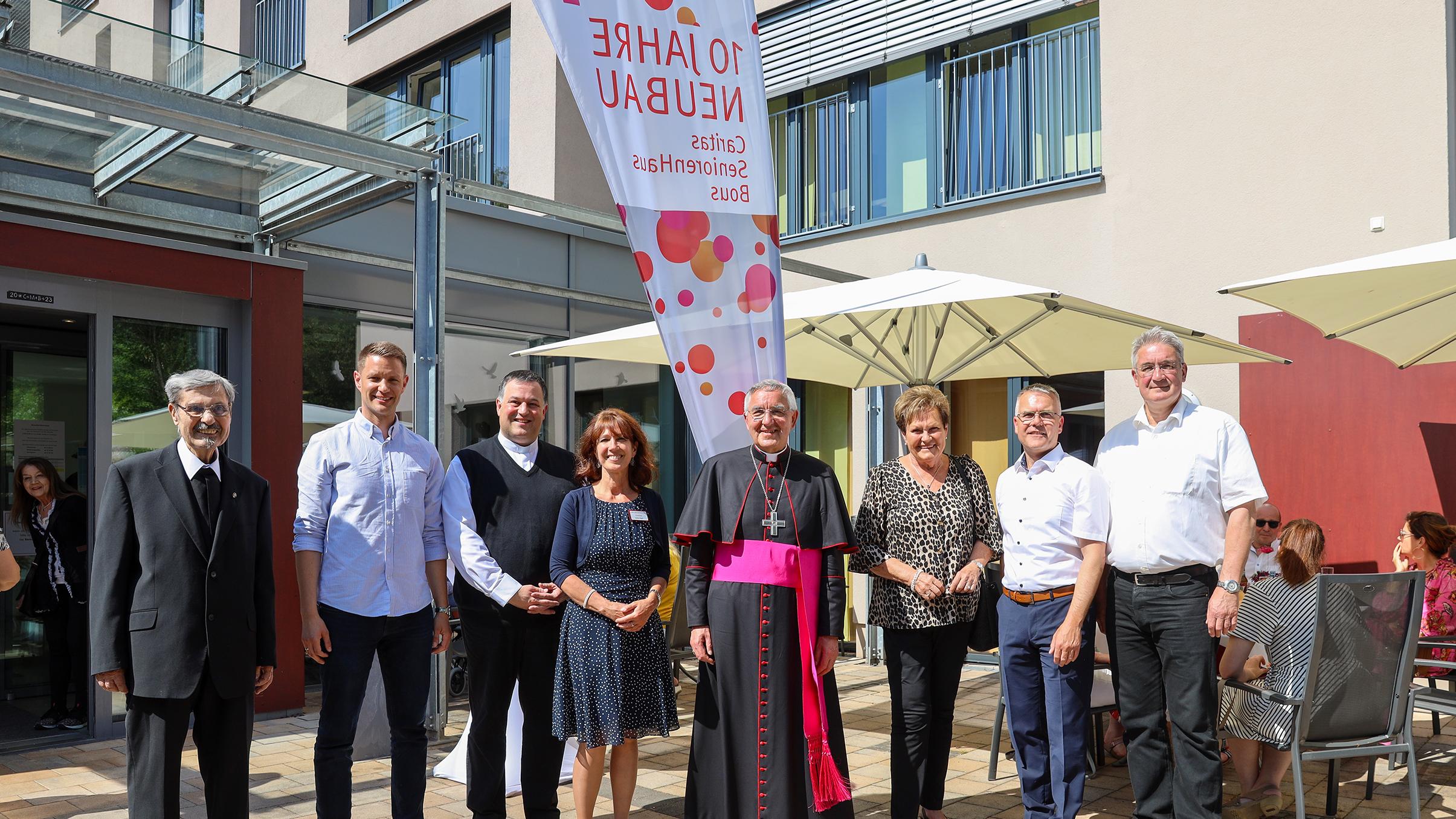 Pater Eberhard Neugebauer, Patrick Waldraff (Abgeordneter im saarländischen Landtag), Pastor Christian Müller, Hausleiterin Andrea Magin, Weihbischof Franz Josef Gebert, Monika Bachmann (Vorsitzende der Gesellschafterversammlung der cts), Michael Groß und Stefan Louis (v. links) freuen sich über zehn Jahre SeniorenHaus Bous.