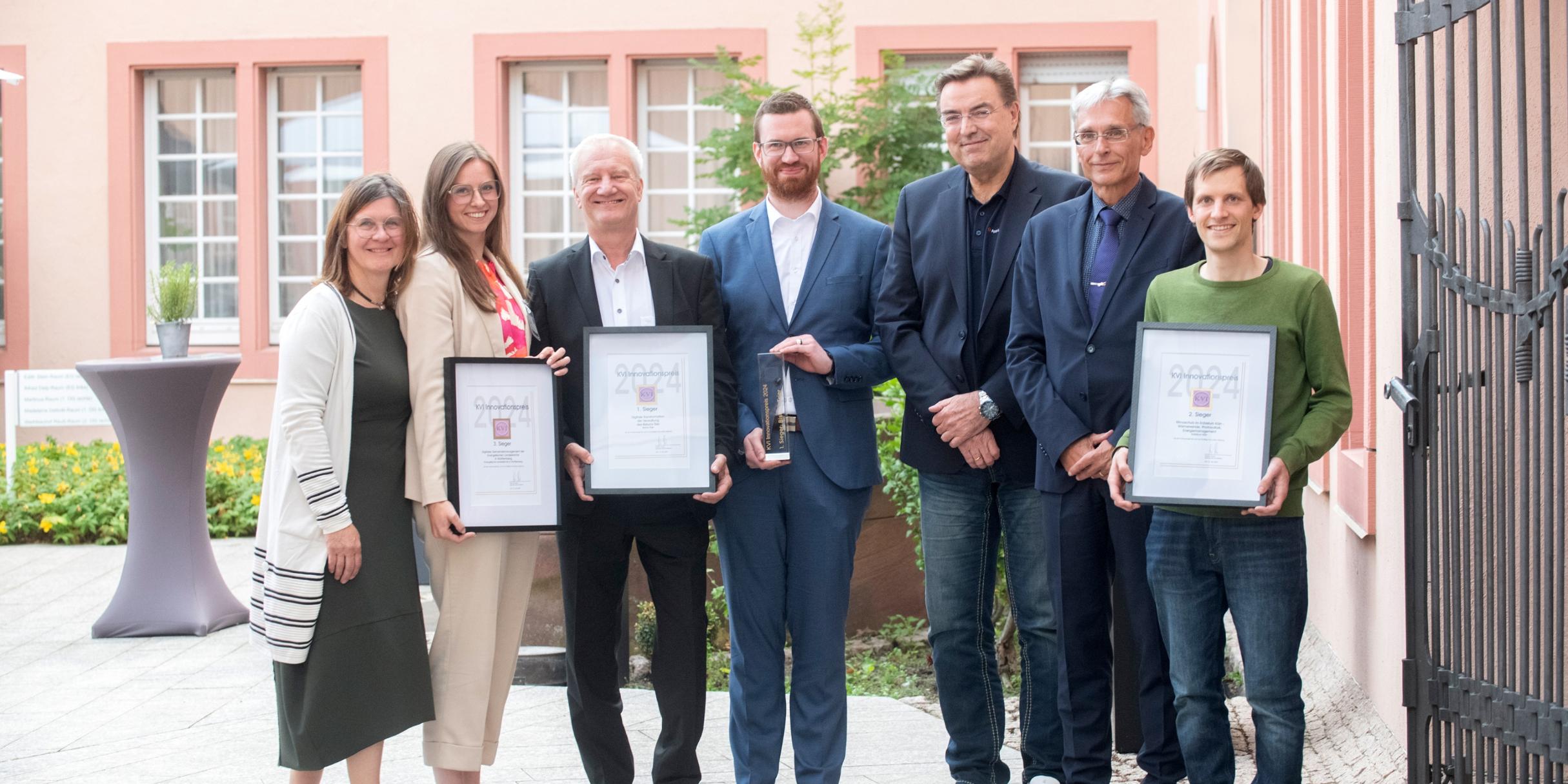 Die Sieger des KVI Innovationspreises 2024, in der Mitte Matthias Schneider und Andreas Trogsch (3.v.li.)