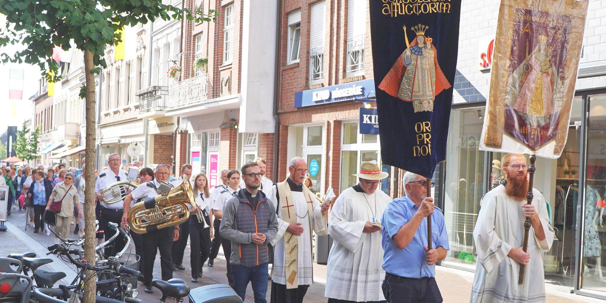 Einzug der „Siegprozession“ im Marienwallfahrtsort Kevelaer am Niederrhein: Rund 180 Gläubige aus dem Bistum Trier und dem Erzbistum Köln hatten sich kurz nach Mariä Himmelfahrt gemeinsam auf den Weg gemacht.