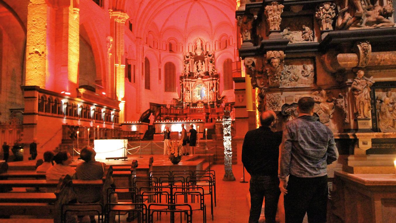 In der Farbe der Liebe erstrahlt der Dom am letzten Abend der Reihe „SommerNachtRaum“ und fasziniert die Besucher.