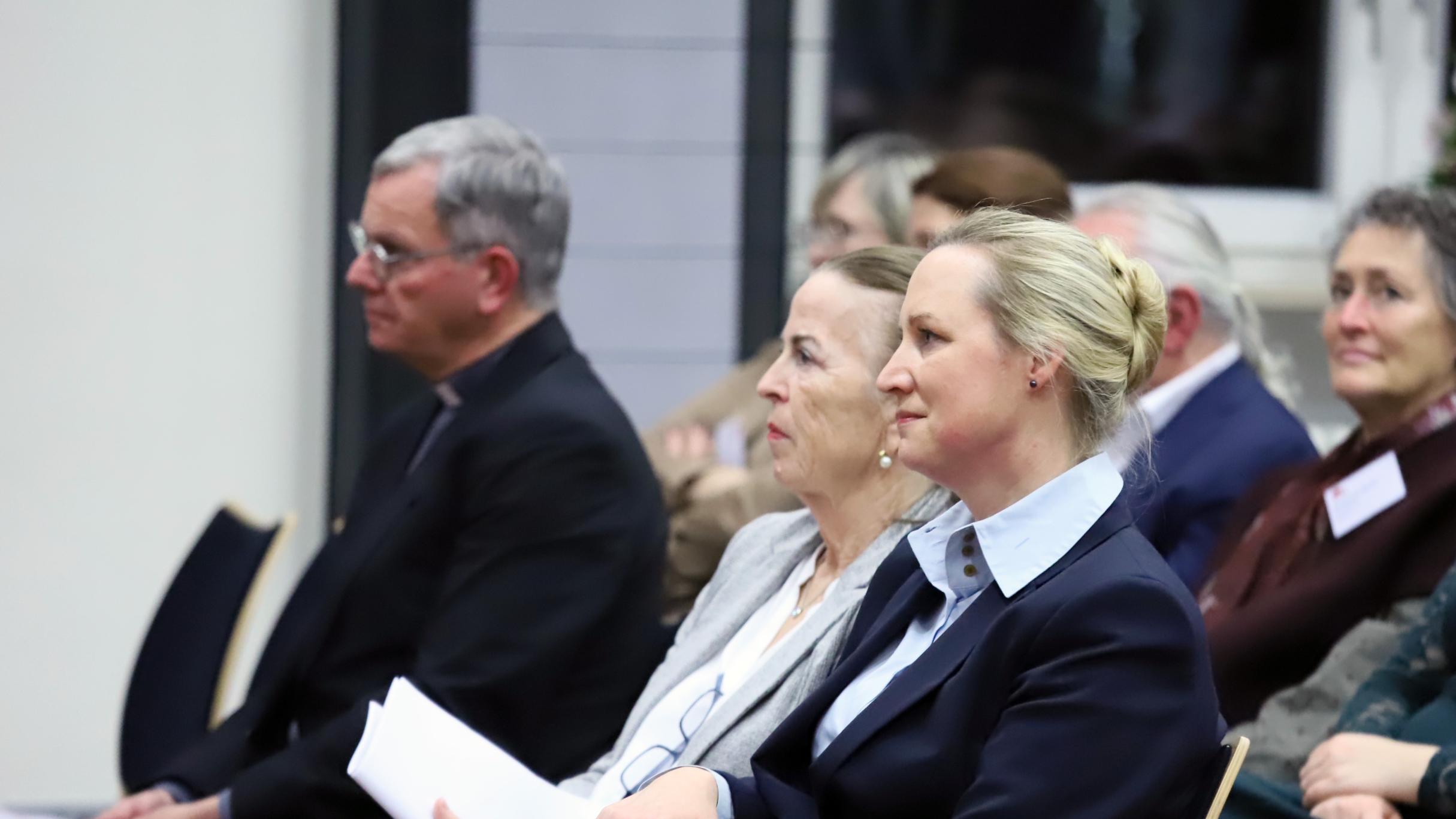 Landesministerin Dörte Schall, Bürgermeisterin  Elvira Garbes und Generalvikar Ulrich von Plettenberg.