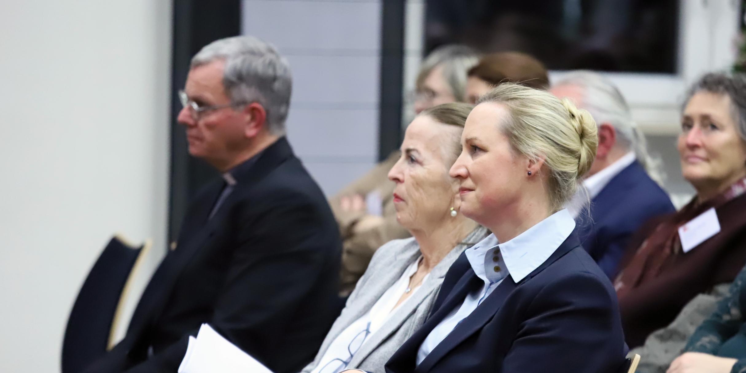 Landesministerin Dörte Schall, Bürgermeisterin  Elvira Garbes und Generalvikar Ulrich von Plettenberg.