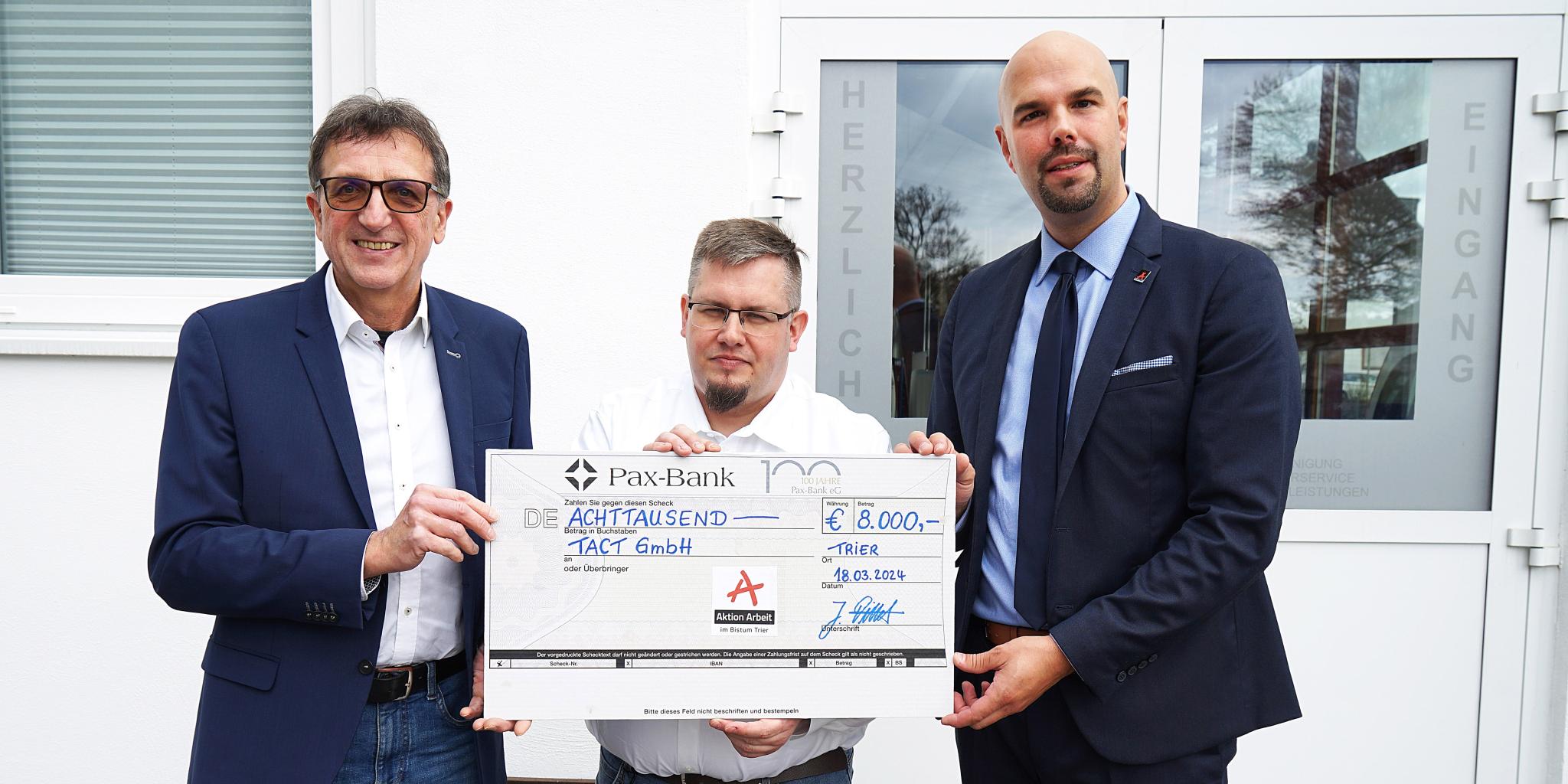 Johannes Tittel, Geschäftsführer der Aktion Arbeit (rechts im Bild) übergibt den Spendenscheck an TACT-Gesamtbetriebsleiter Cris Schlennstedt (Mitte) und TACT-Geschäftsführer Detlef Böhm.