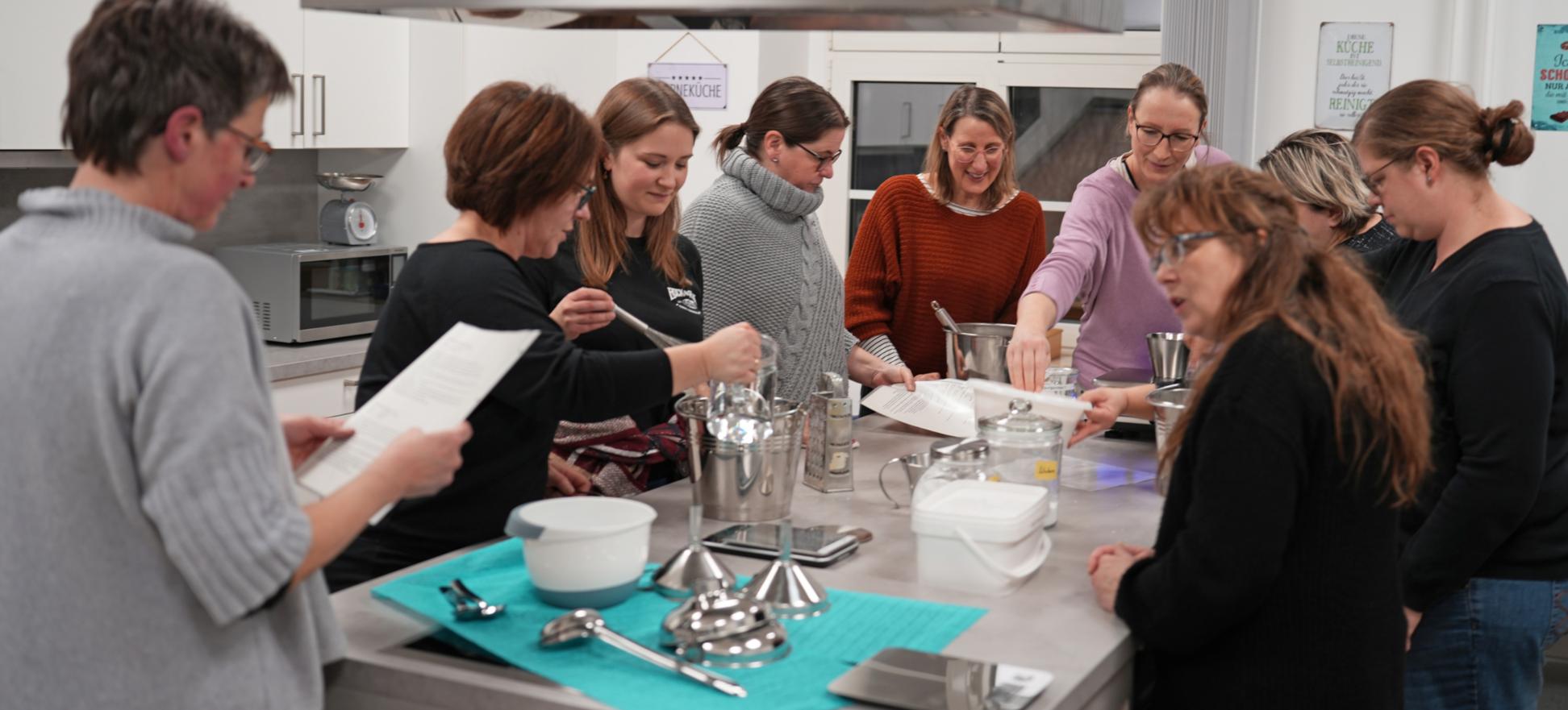 Die Teilnehmerinnen des Spül- und Waschmittel-Workshops in der Küche der Familienbildungsstätte Bitburg.