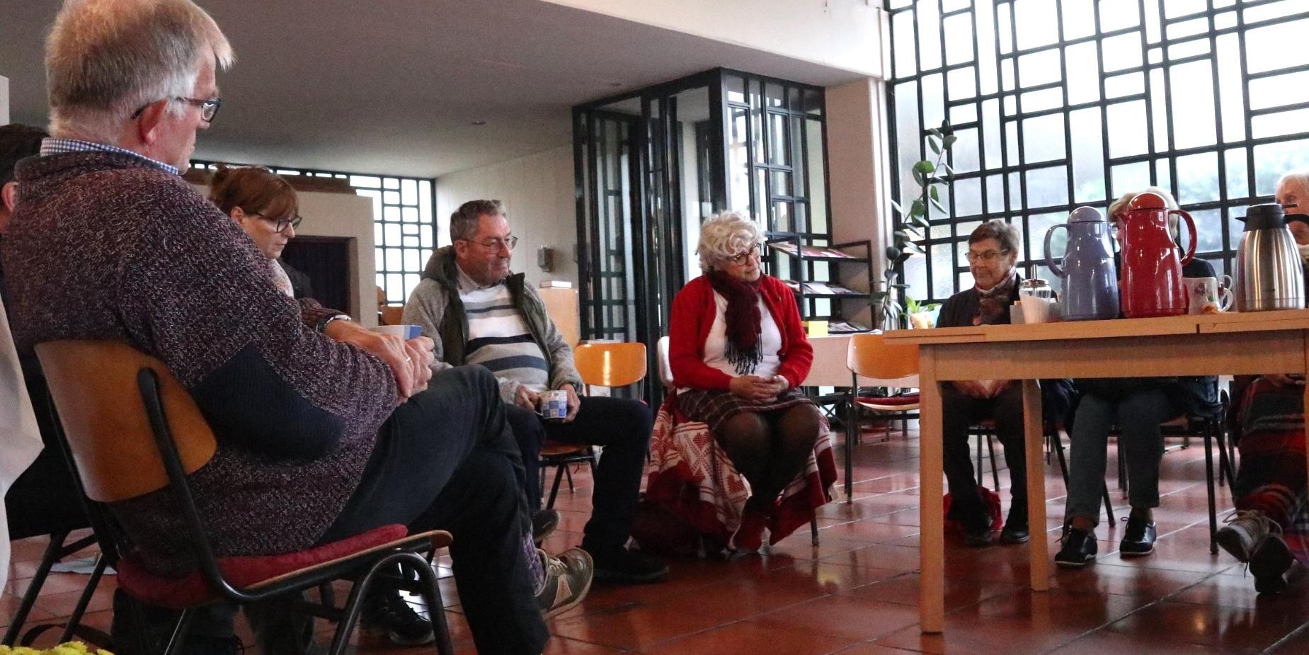 Der Raum der Kirche St. Michael in Neuwied-Feldkirchen wurde im Rahmen eines Projektes umgestaltet und dient nun auch als gemeinschaftlicher Treffpunkt für unterschiedliche Angebote.