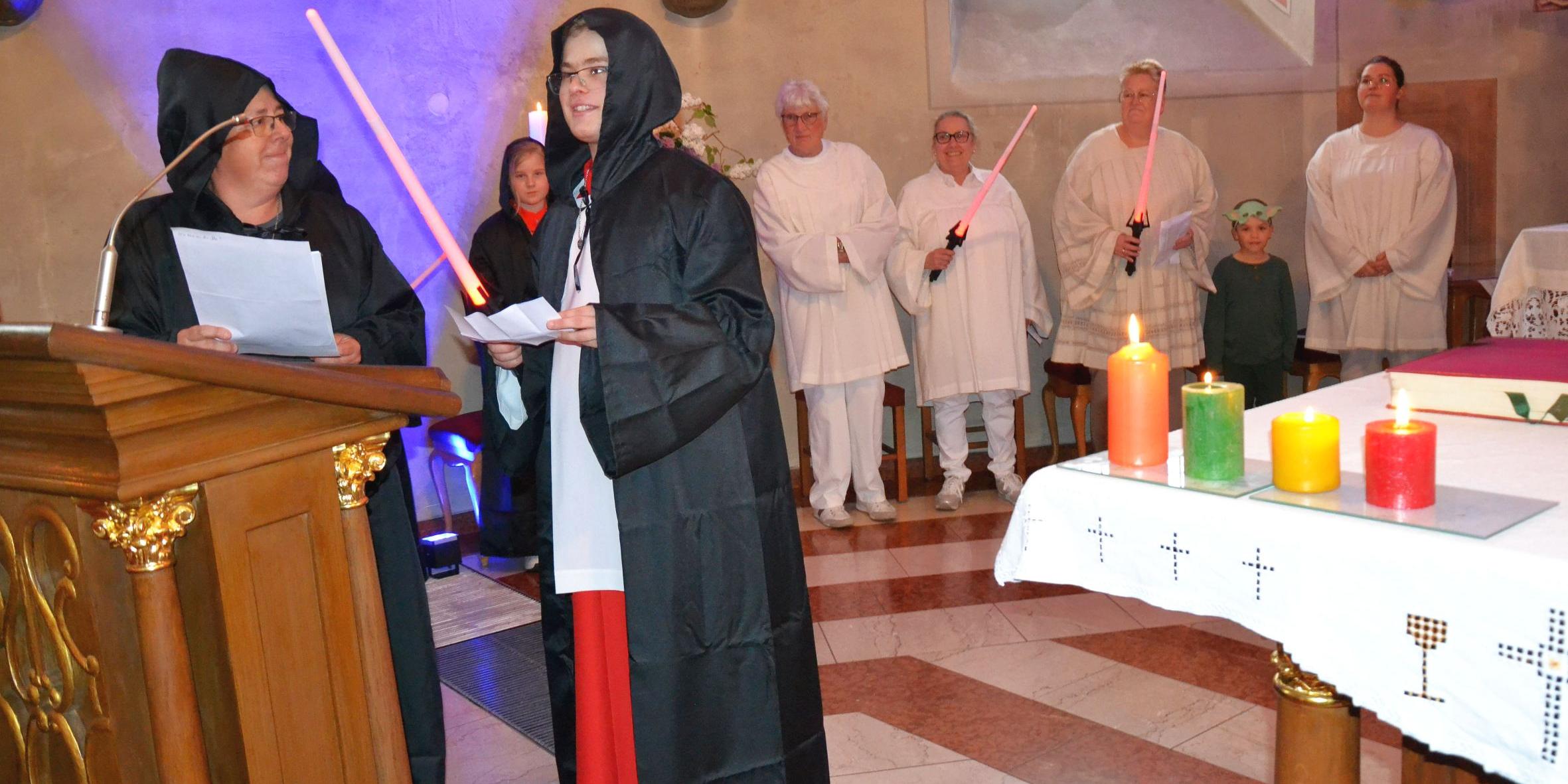 Spektakulärer Auftakt zu den Feierlichkeiten aus Anlass des 250-jährigen Bestehens der Guldentaler Pfarrkirche St. Martin: ein Star-Wars-Gottesdienst nach der Idee von Küsterin Diana Brill (links).