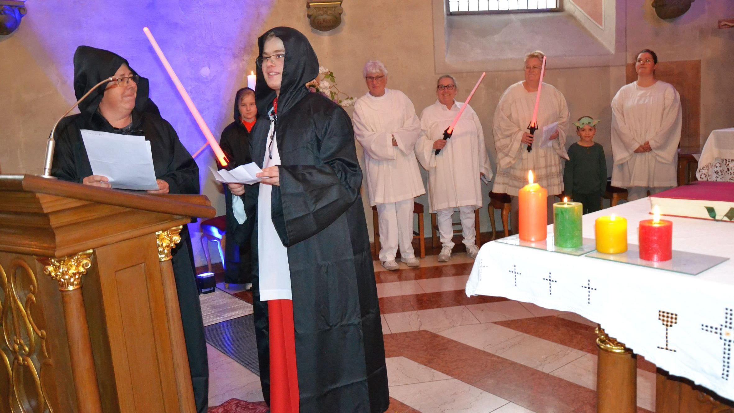 Spektakulärer  Auftakt zu den  Feierlichkeiten  aus Anlass des  250-jährigen  Bestehens der Guldentaler Pfarrkirche St. Martin: ein Star-Wars-Gottesdienst  nach der Idee von Küsterin Diana  Brill (links).