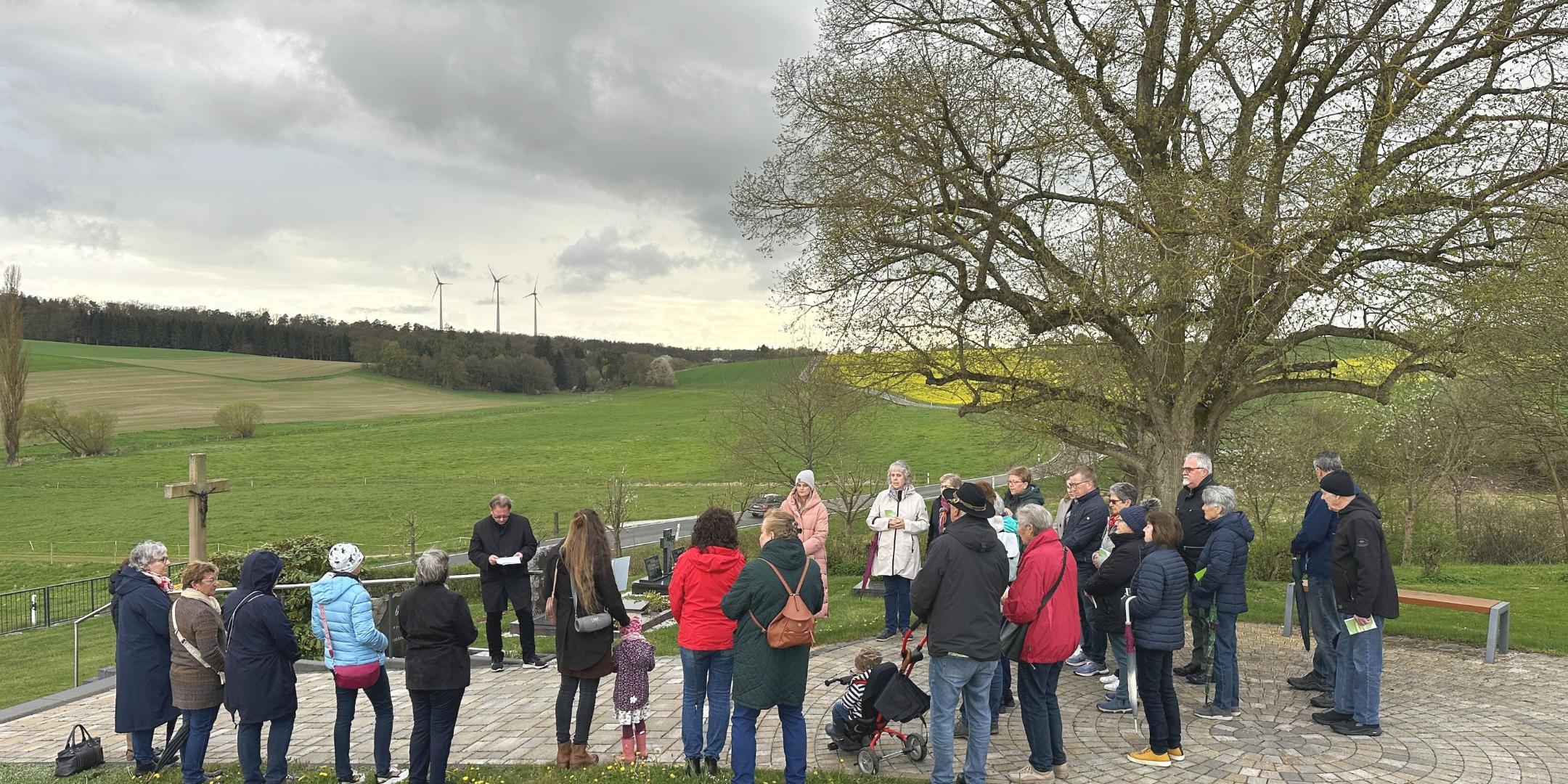 Die zweite Station fand am Friedhof in Benzweiler statt und ging auf die vielen Herausforderungen ein, die sich den engsten Angehörigen rund um die Beerdigung eines geliebten Menschen stellen.
