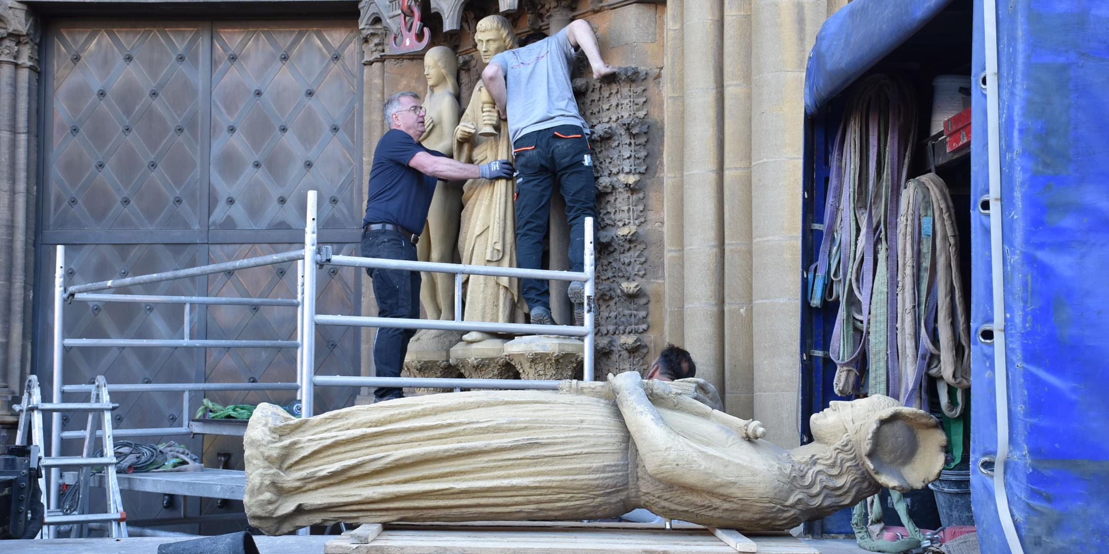 Zunächst haben Thomas Lutgen und sein Team die Figuren rechts und links des Eingangs entfernt.