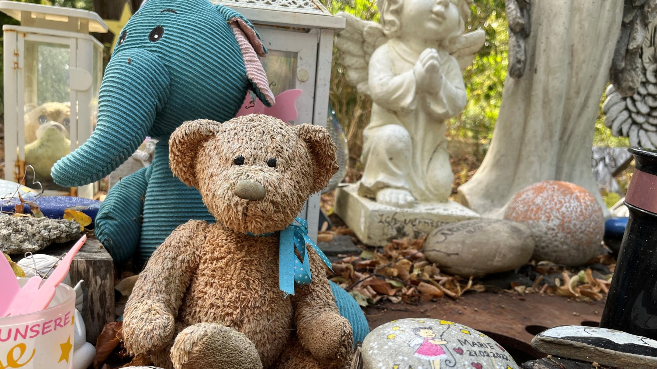 Kuscheltiere und andere Andenken können auf dem Sternenkinderfeld in Koblenz abgelegt werden.