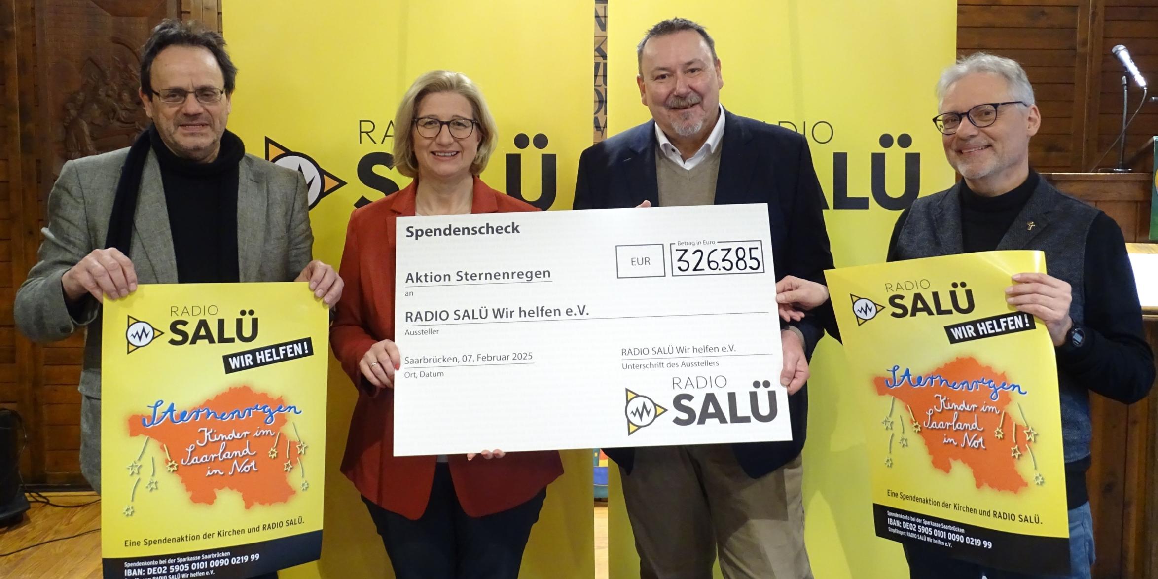 vlnr. Andreas Heinz, Caritas-Zentrum Saarpfalz; Anke Rehlinger, Ministerpräsidentin und Schirmherrin; Pfarrer Wolfgang Glitt, Vorsitzender des Trägervereins 'Radio Salü - wir helfen e.V.'; Axel Musolff, Geschäftsführer Radio Salü