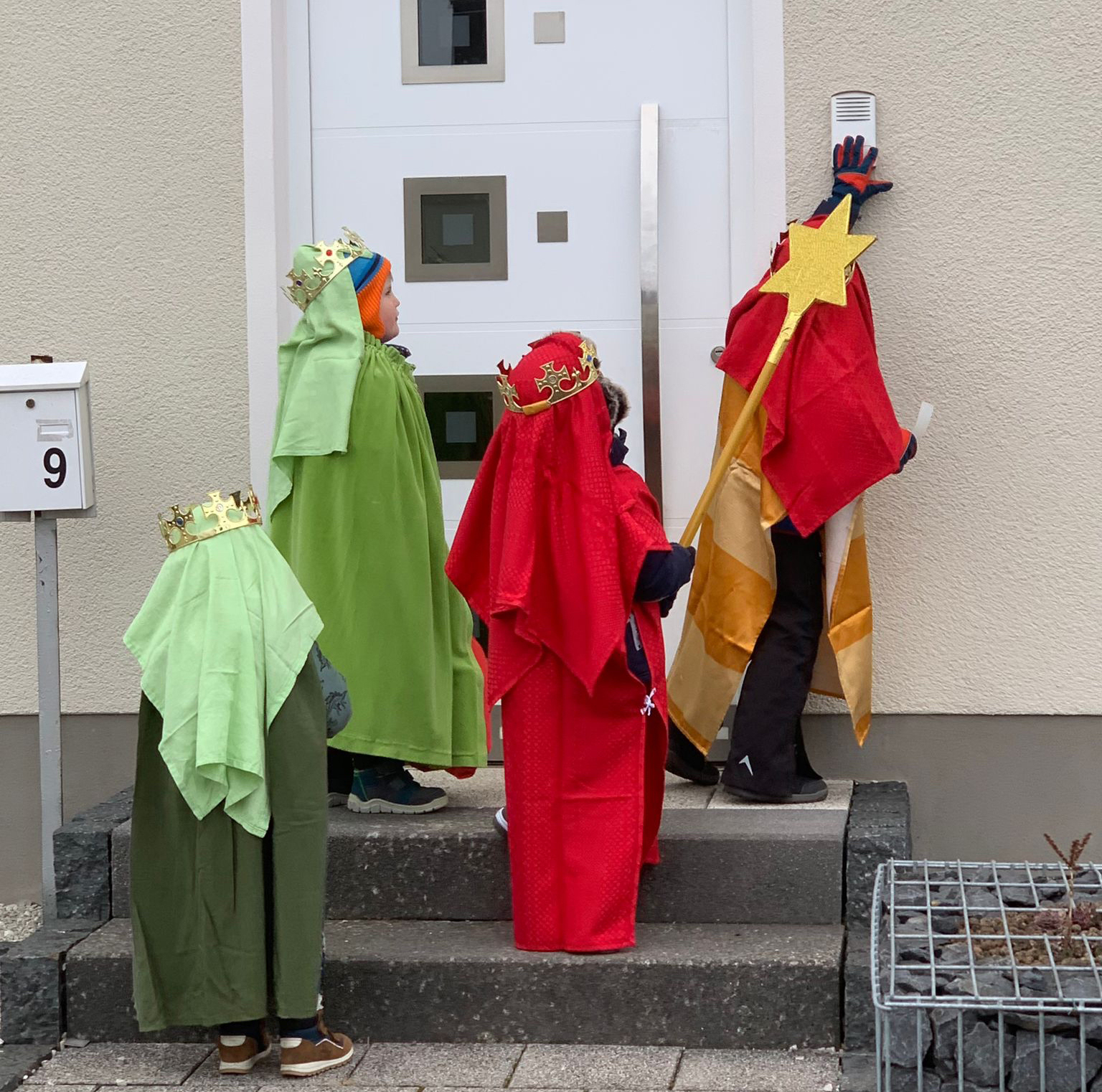 Sternsinger bringen in Ensdorf den Segen an jede Tür.