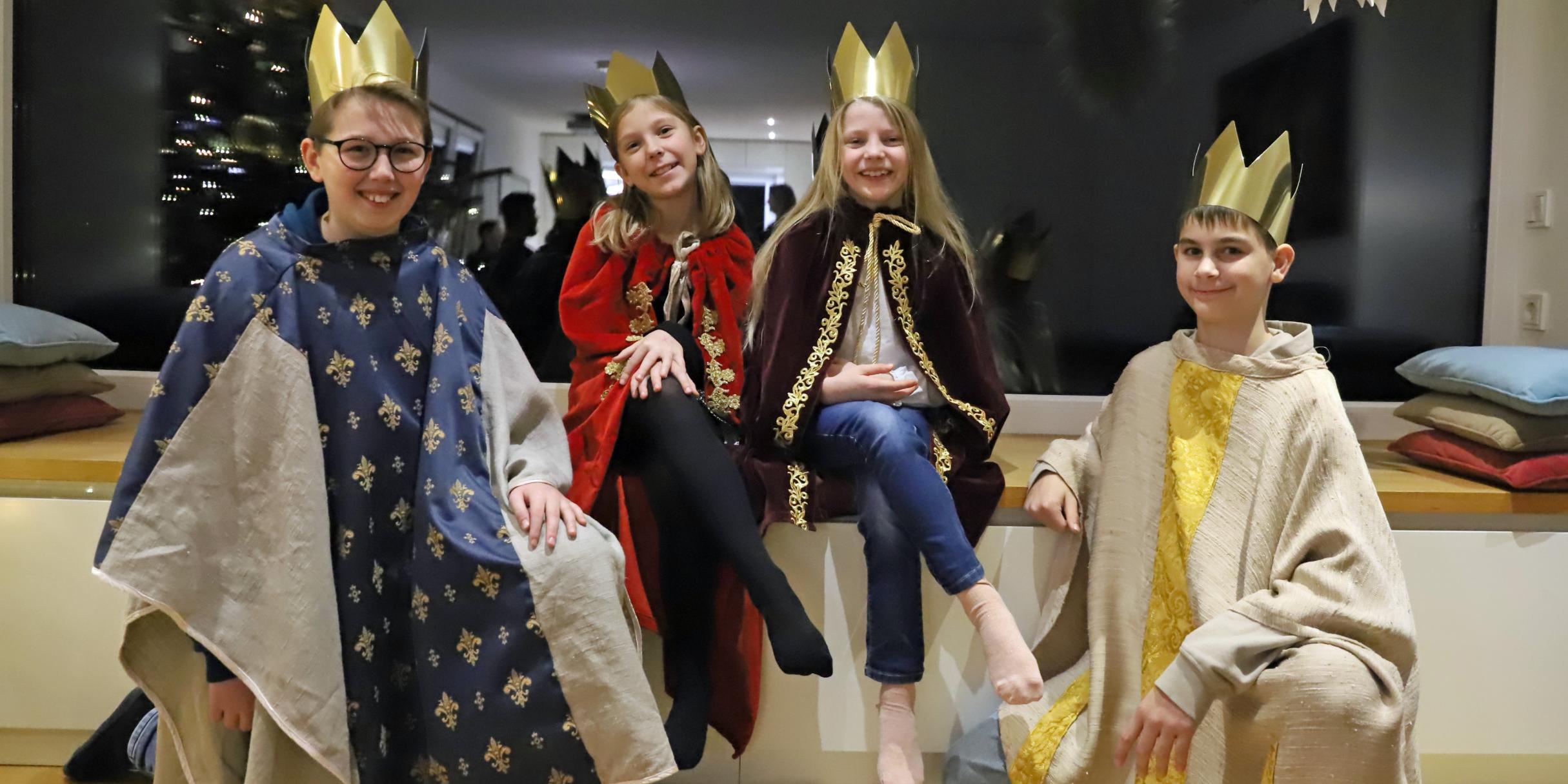 die TrieDie Trierer Sternsinger Johannes, Amelie, Elsa und Felix aus der katholischen Pfarrei Heilige Edith Stein