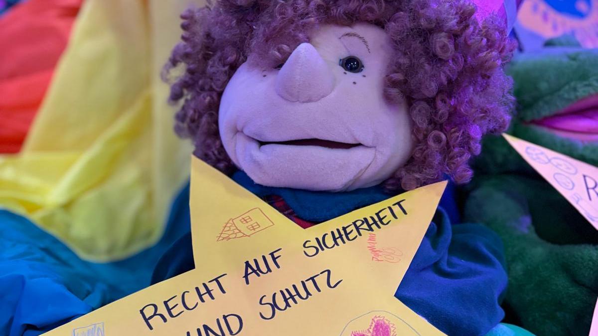 Eines der Kinderrechte, mit denen sich die Teilnehmenden des Sternsinger-Workshops in der Pfarrei Simmern beschäftigt haben.