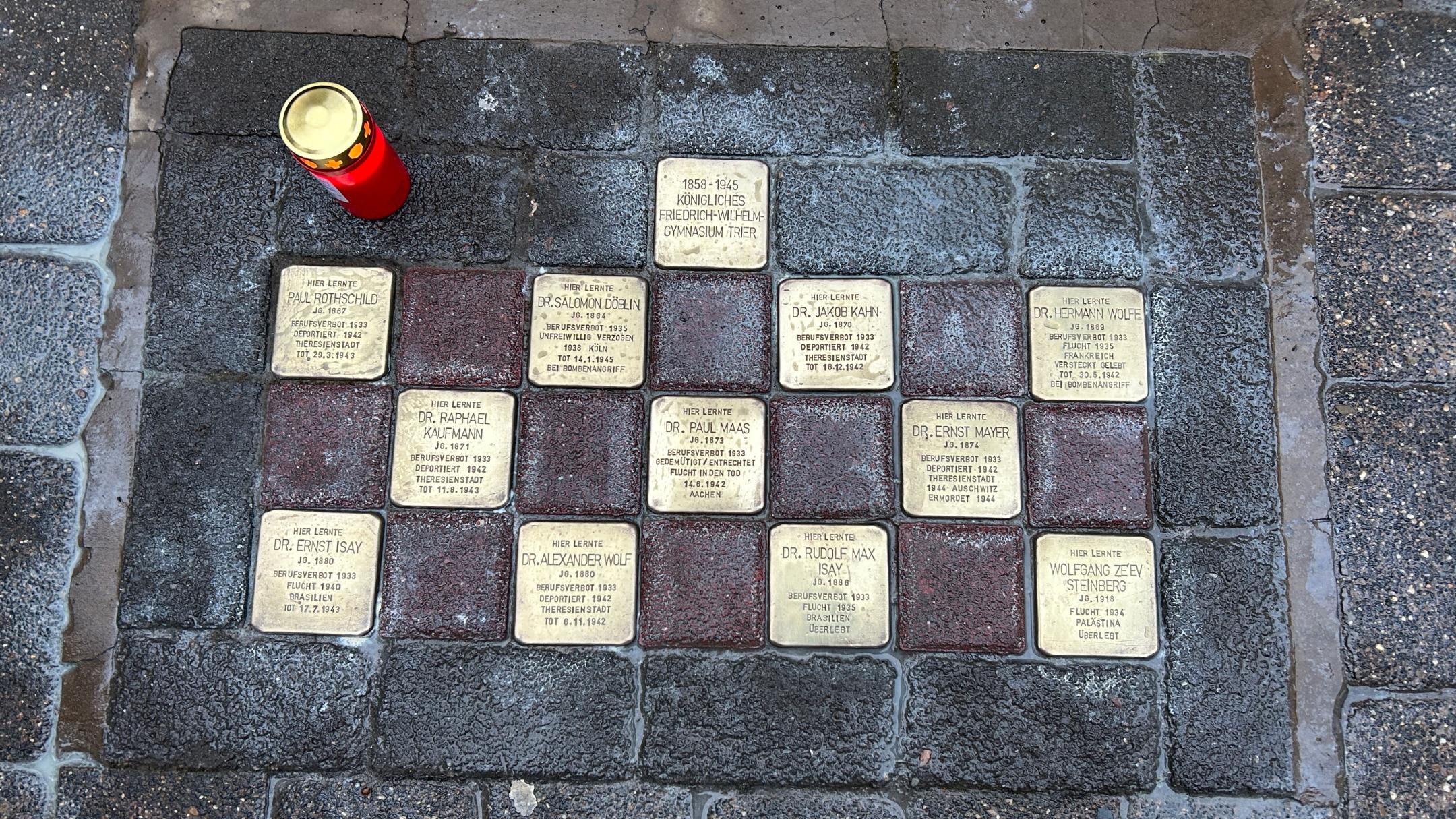 Vor dem Priesterseminar des Bistums Trier erinnern 18 Stolpersteine an Opfer des Nationalsozialismus, die am Friedrich-Wilhelm-Gymnasium bzw. am Priesterseminar gelehrt oder gelebt haben.