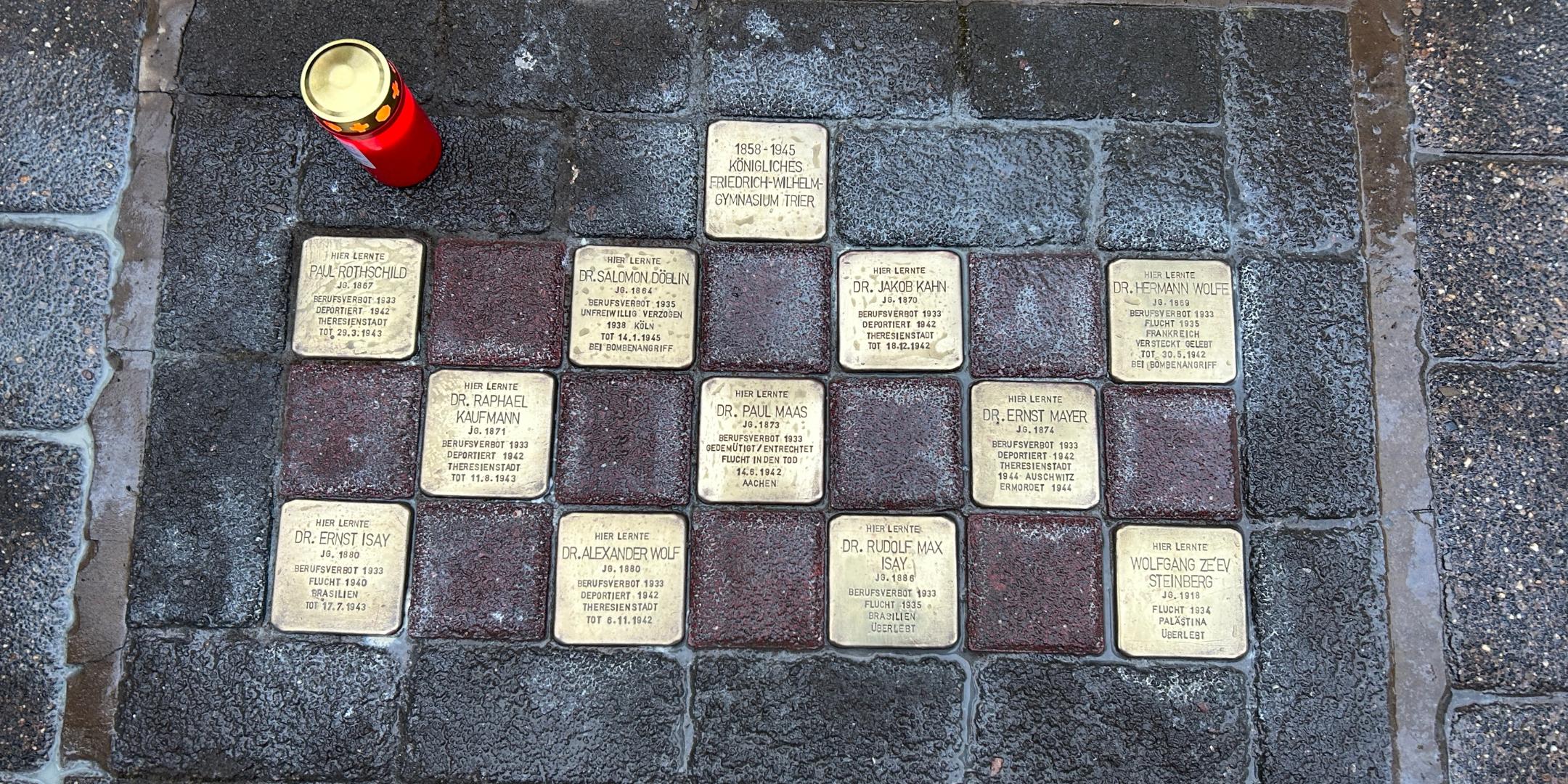 Vor dem Priesterseminar des Bistums Trier erinnern 18 Stolpersteine an Opfer des Nationalsozialismus, die am Friedrich-Wilhelm-Gymnasium bzw. am Priesterseminar gelehrt oder gelebt haben.