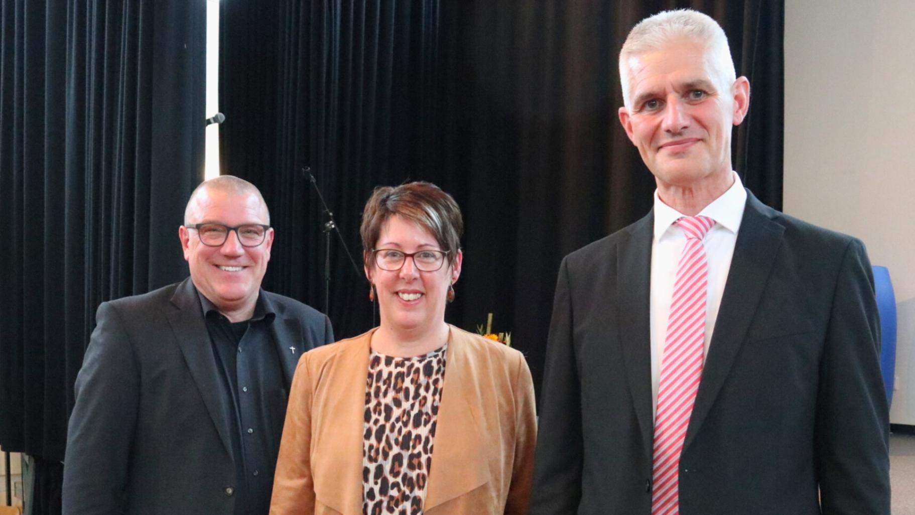 Der neue Gesamtschulleiter der Alfred-Delp-Schule in Hargesheim, Frank Klemm (rechts), wurde unter anderem von Kerstin Schmitz-Stuhlträger, Leiterin des Arbeitsbereichs Kirchliche Schulen im Bischöflichen Generalvikariat und Matthias Struth, Leiter des Bereichs Kinder, Jugend und Bildung im Bischöflichen Generalvikariat, begrüßt.