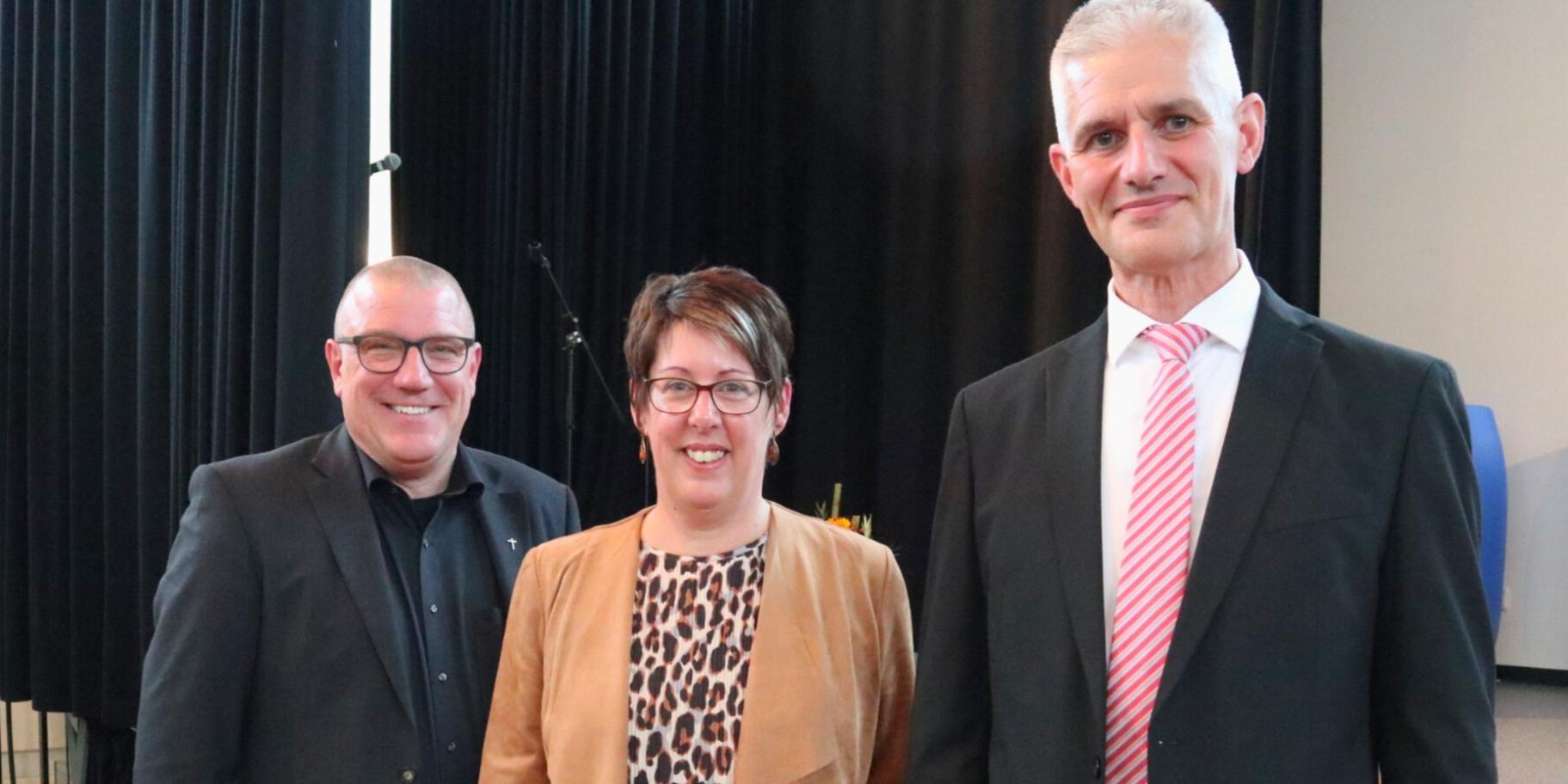 Der neue Gesamtschulleiter der Alfred-Delp-Schule in Hargesheim, Frank Klemm (rechts), wurde unter anderem von Kerstin Schmitz-Stuhlträger, Leiterin des Arbeitsbereichs Kirchliche Schulen im Bischöflichen Generalvikariat und Matthias Struth, Leiter des Bereichs Kinder, Jugend und Bildung im Bischöflichen Generalvikariat, begrüßt.