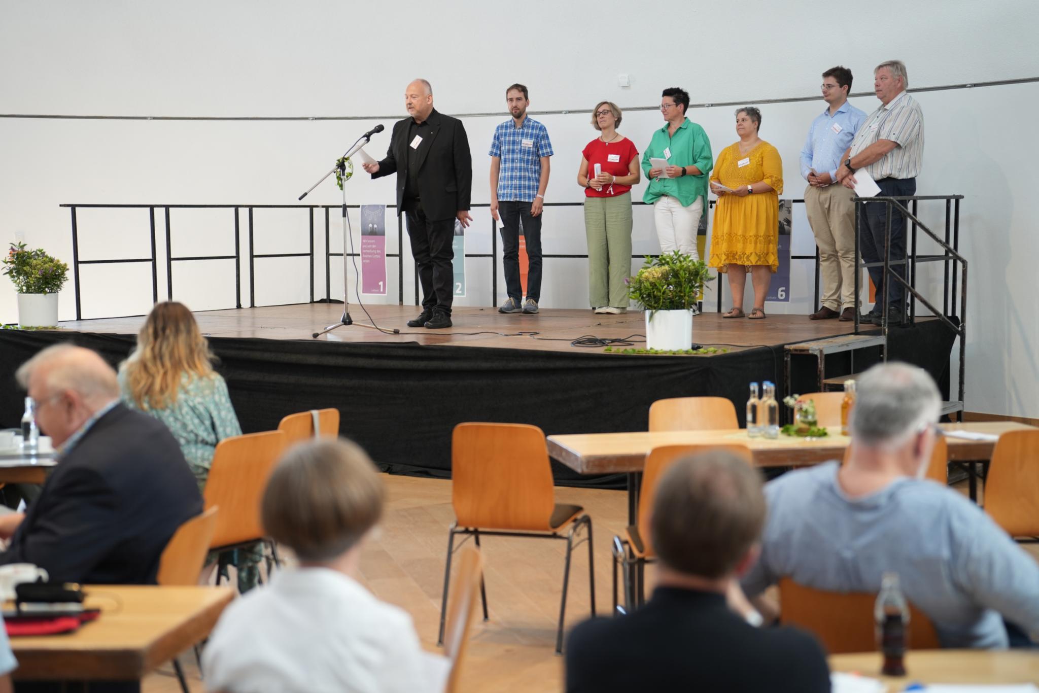 Sieben Personen, darunter Dekan Matthias Schmitz (links), gestalten einen geistlichen Impuls.