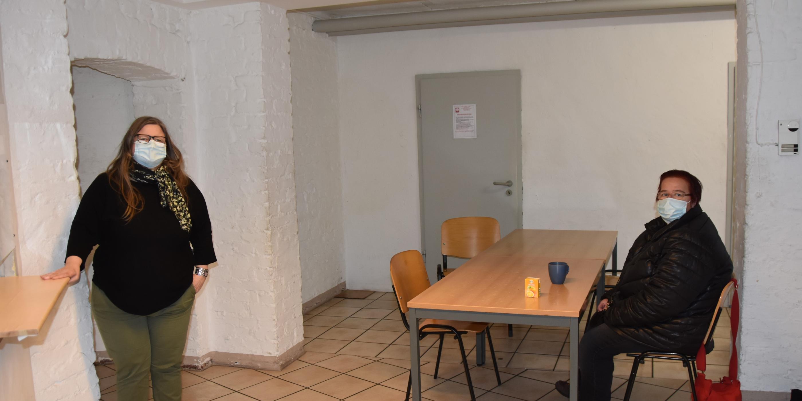 Stefanie Durst (links) und eine Besucherin im ansonsten leeren Tagestreff der 'Oase'.
