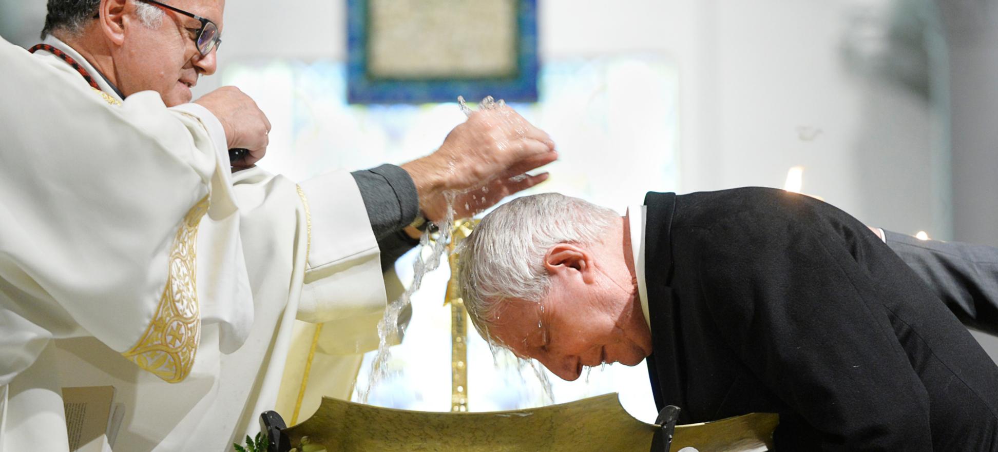Auch in der katholischen Kirche gibt es die Erwachsenentaufe. Vorbereitende mehrmonatige Glaubensgespräche sind hier aber die Regel.