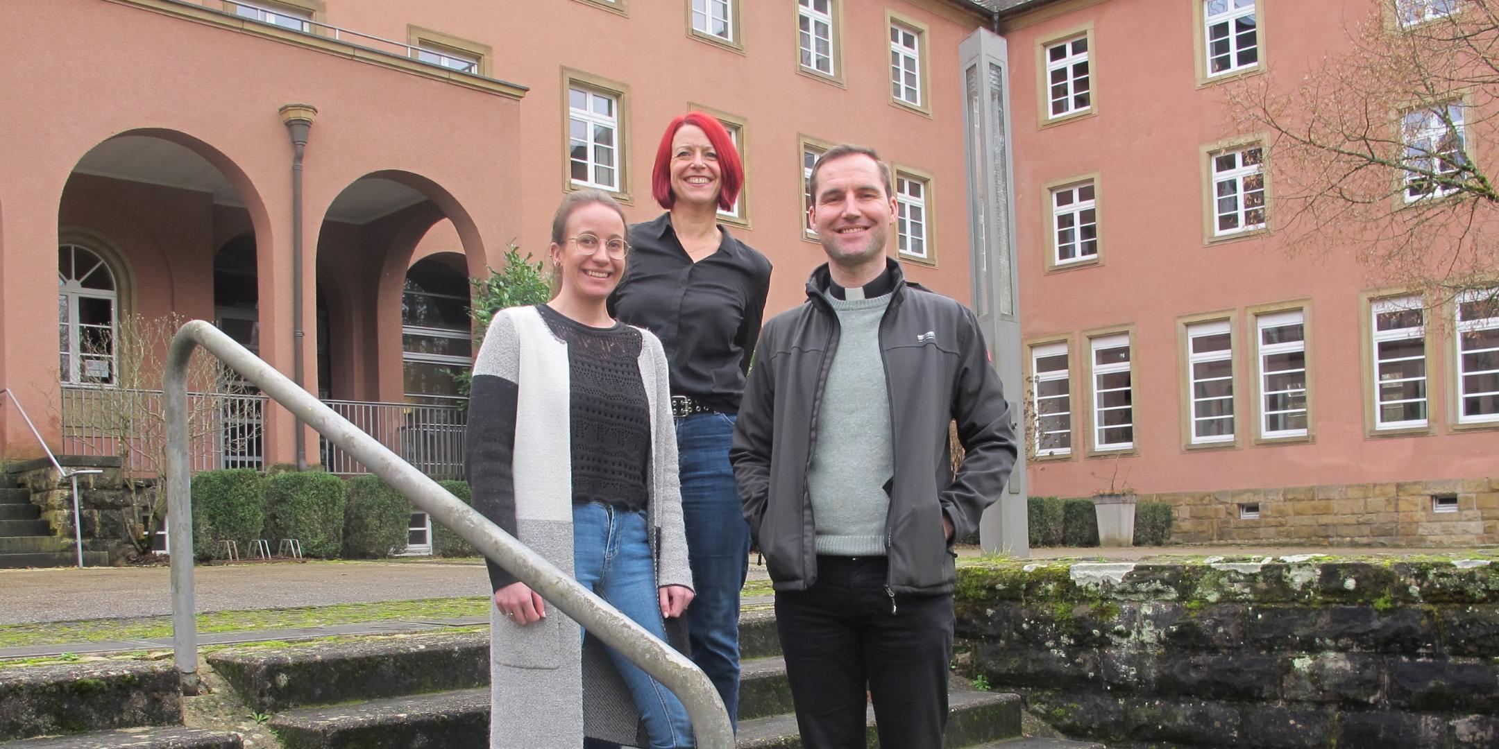Das Team des Jugendhauses: Jacqueline Maron, Pamela Diederichs und Jugendpfarrer Peter Zillgen.