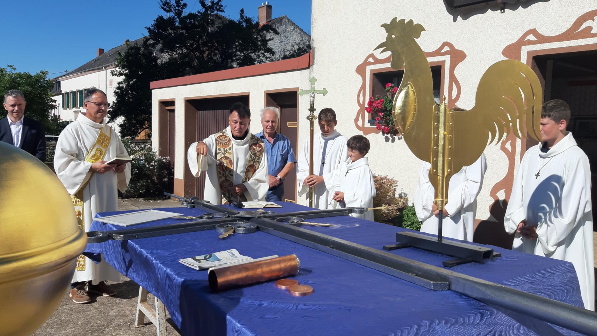 Hahn, Kreuz und Weltkugel wurden in einer Feierstunde gesegnet.