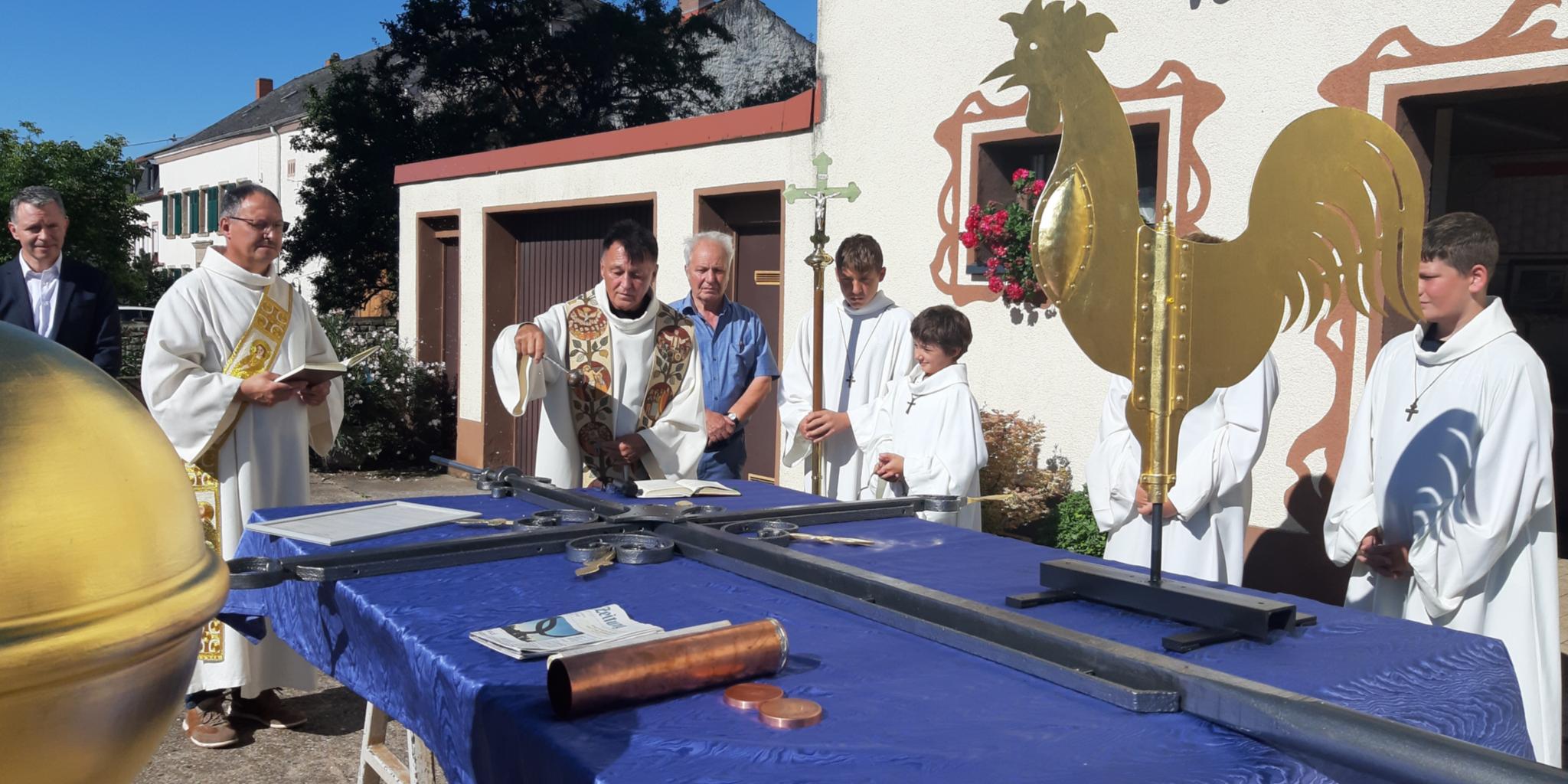 Hahn, Kreuz und Weltkugel wurden in einer Feierstunde gesegnet.