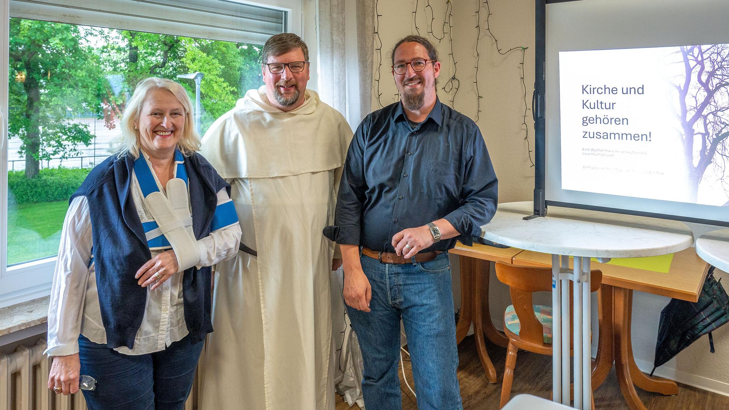 Mit Pater Albert Seul (Mitte) hatten die Macher der Reihe „Theo-Talk“, Katharina Zey-Wortmann und Dr. Samuel Acloque, erneut einen eloquenten Gast nach Trier eingeladen.