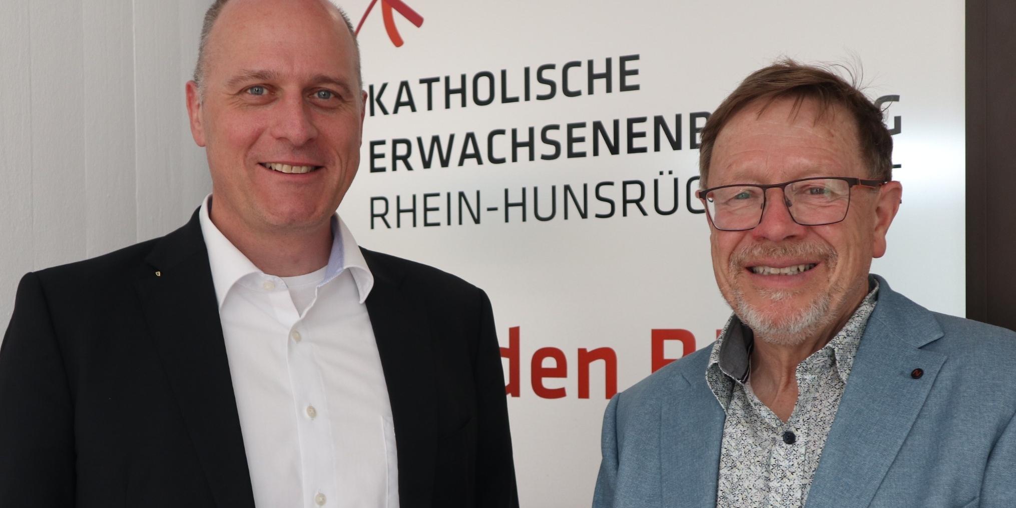 Markus Becker (rechts) gibt die Geschicke der Katholischen Erwachsenenbildung Rhein-Hunsrück-Nahe an Thomas Berenz, der die kommissarische Leitung der Einrichtung in Bad Kreuznach übernehmen wird.