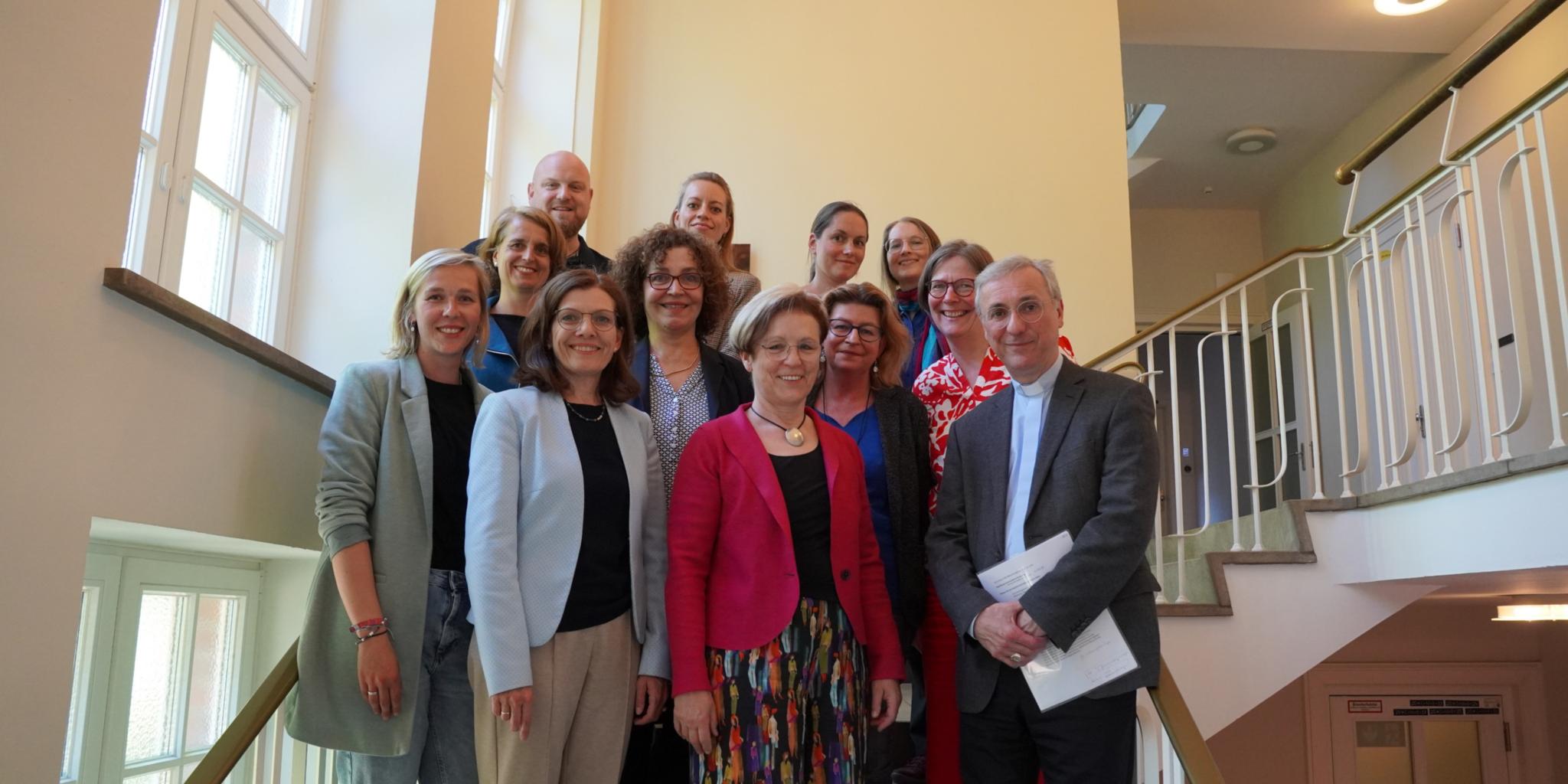 Die Gruppe der Gleichstellungsbeauftragten aus deutschen (Erz-)Diözesen mit Erzbischof Dr. Stefan Heße (ganz rechts). Aus Trier dabei: Susanne Kramer (zweite Reihe, Zweite von rechts) und Joachim Stöber (hintere Reihe links).
