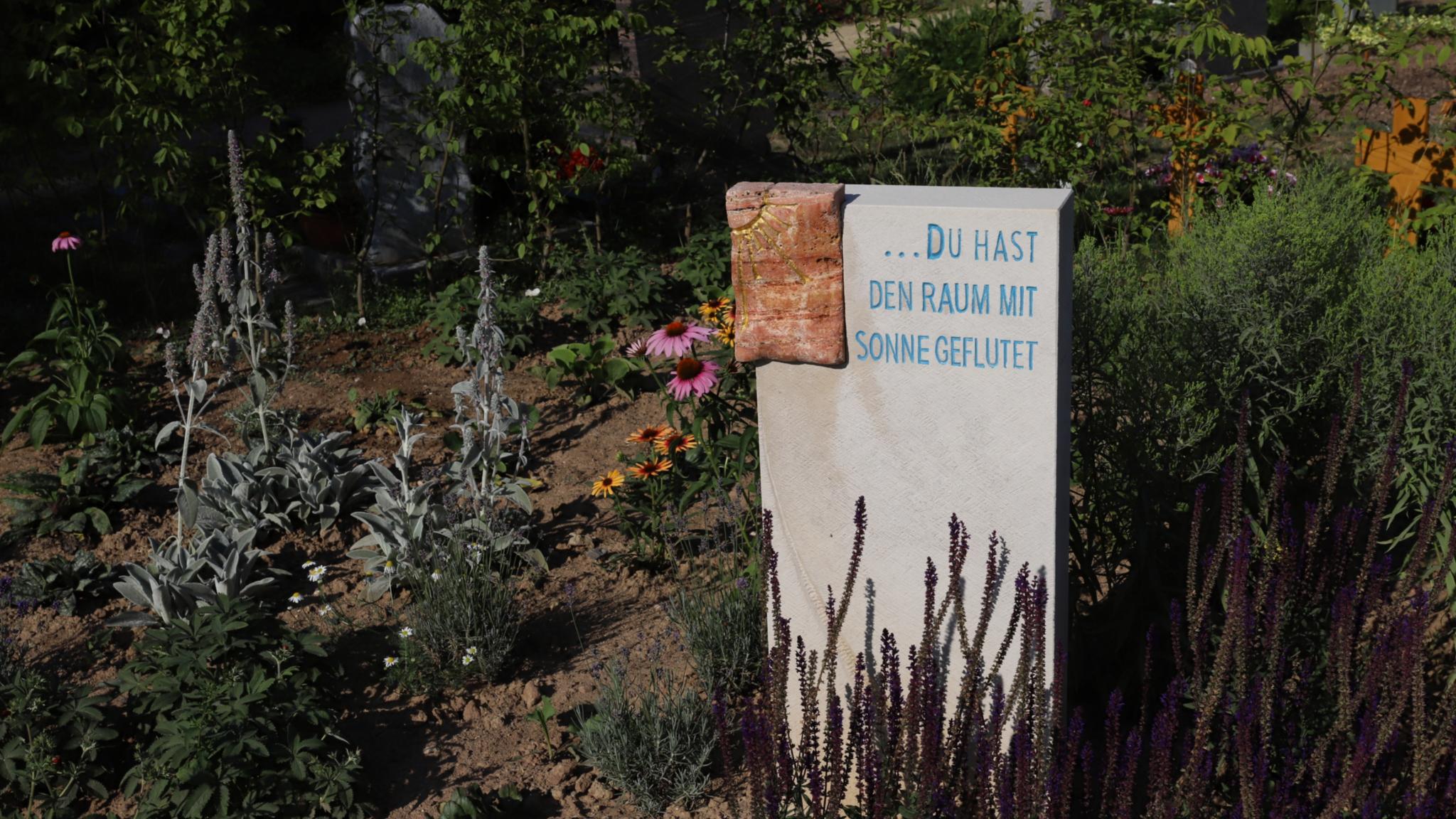 „...Du hast den Raum mit Sonne geflutet”, lautet der in den Stein der Stele gemeißelte Spruch.