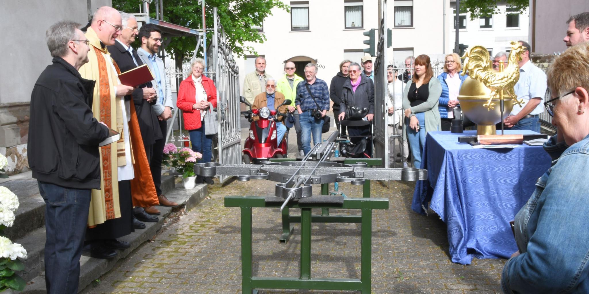 Viele Menschen kamen zur Errichtung des Turmkreuzes von St. Peter und Paul in Beaumarais. Pfarrer Zöllner segnete das Kreuz ein.