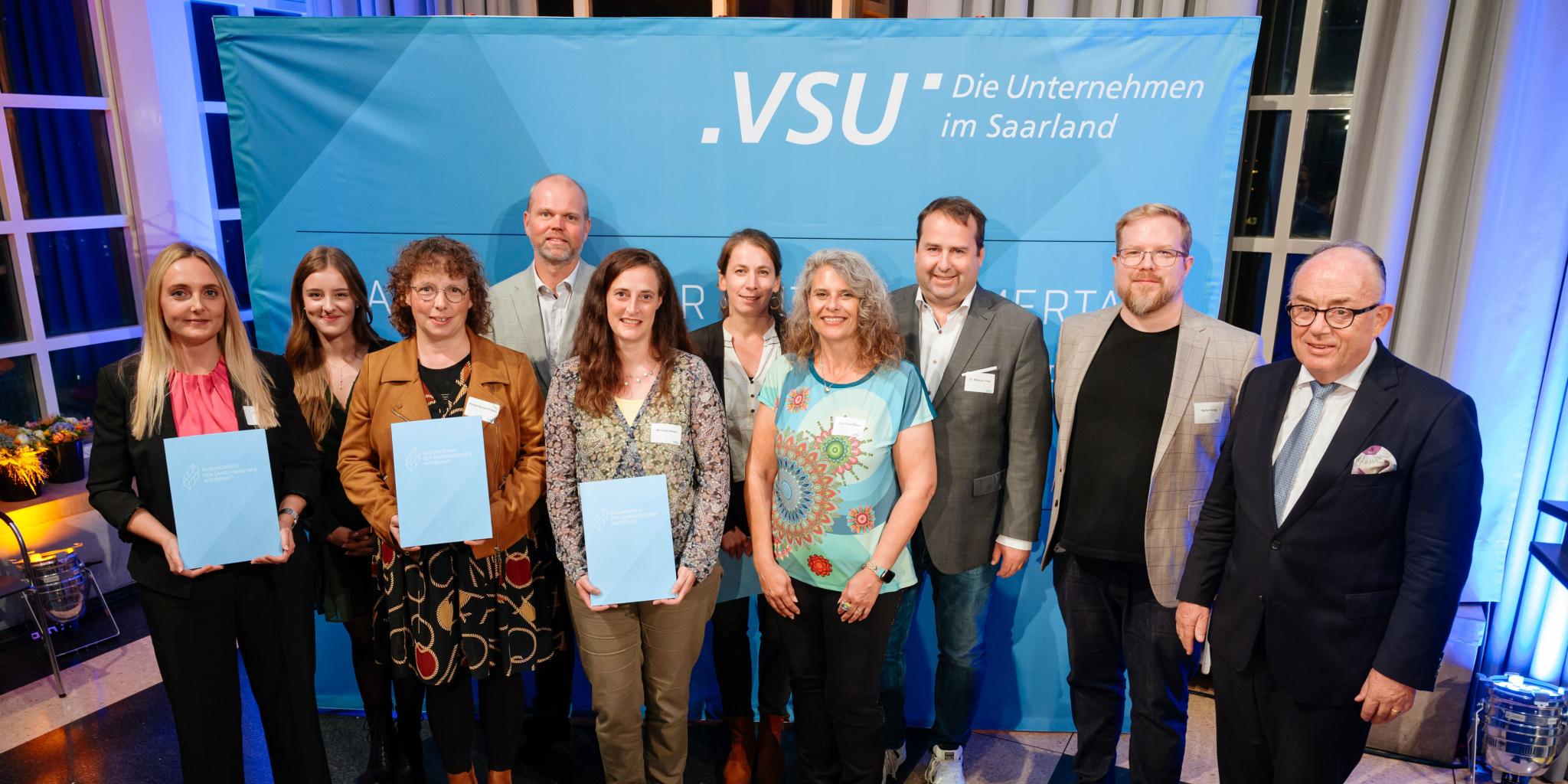 Sechs Lehrerinnen und Lehrer - darunter Lisa Dressel von der Nikolaus-Groß-Gemeinschaftsschule in Lebach (links im Bild) - sind von der VSU mit dem Bildungspreis der saarländischen Wirtschaft ausgezeichnet worden.