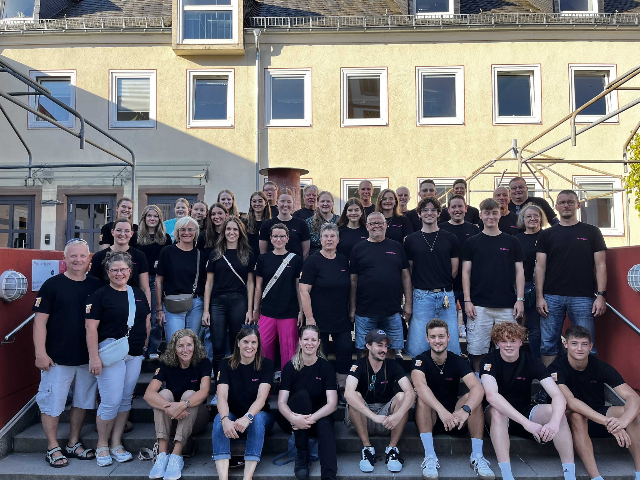 Gruppenfoto der zahlreichen Ehrenamtlichen, die zur Verleihung kamen.